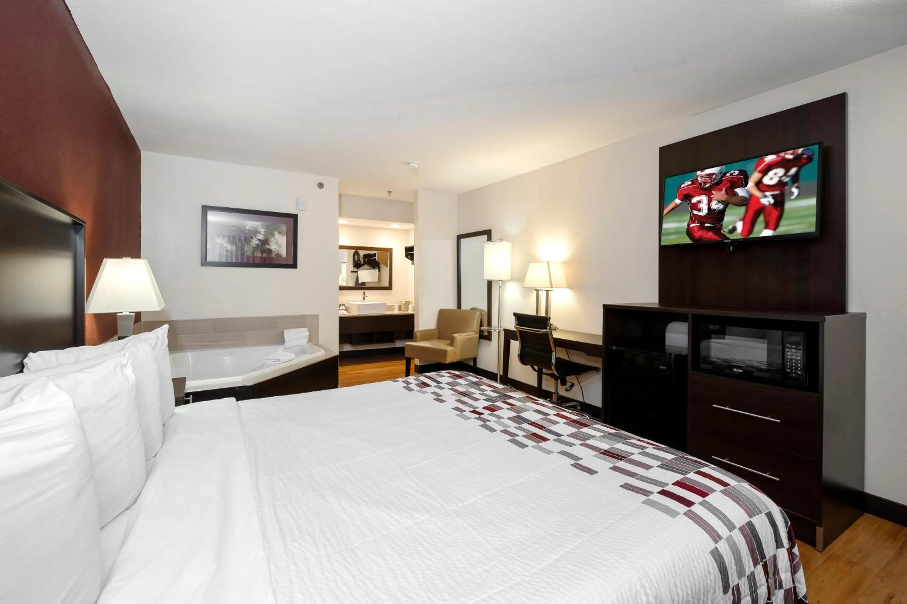 Photo of the whole room, Bed in Red Roof Inn Helen