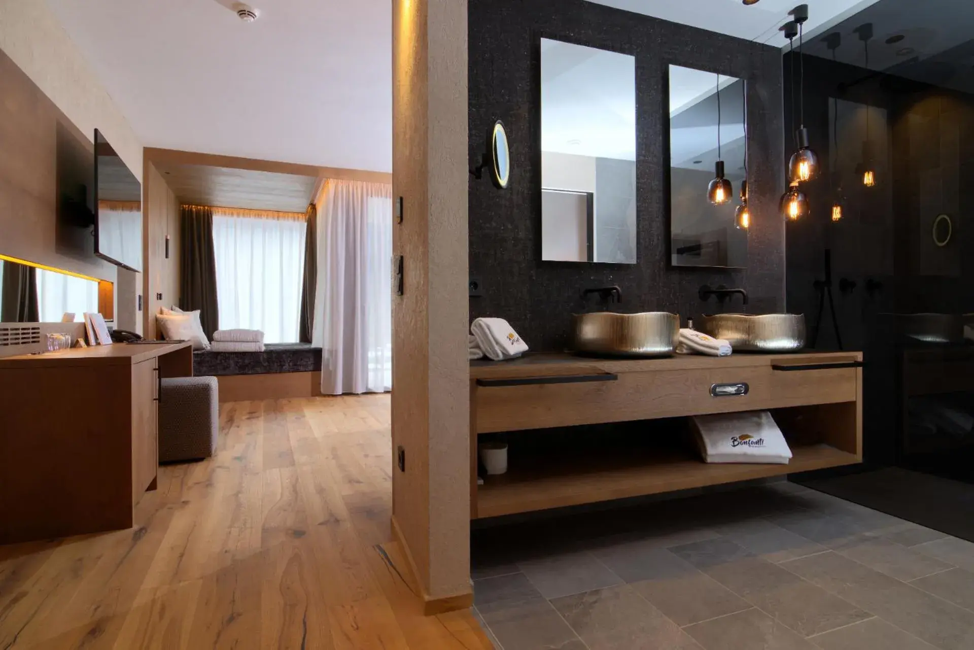 Luxury Design Room in Bonfanti Design Hotel Luxury Design Room in Bonfanti Design Hotel