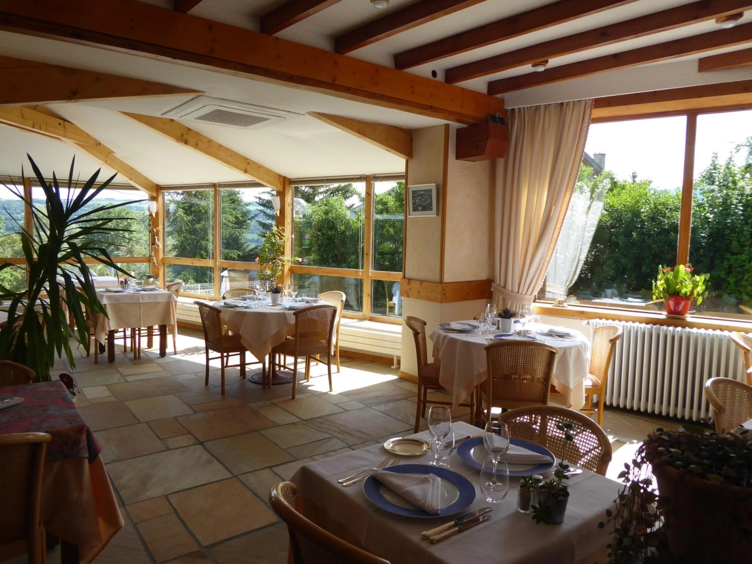 Restaurant/places to eat in Hotel Les Chenets