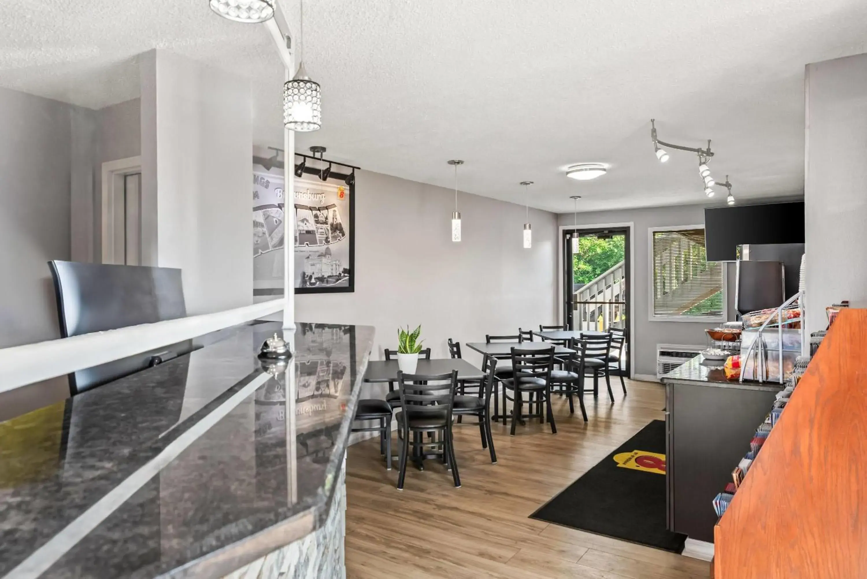 Restaurant/places to eat in Super 8 by Wyndham Brownsburg Restaurant/places to eat in Super 8 by Wyndham Brownsburg