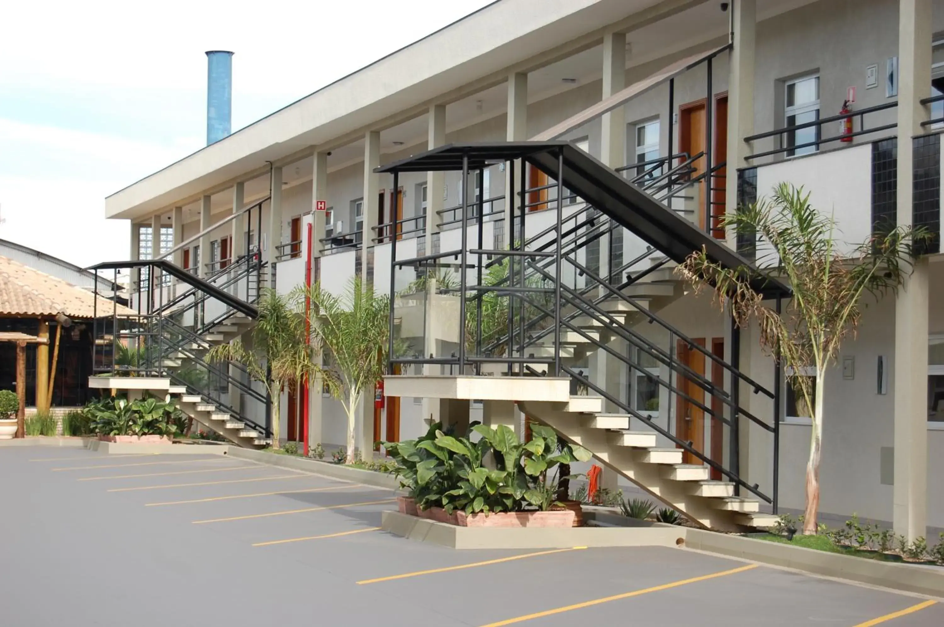 Facade/entrance in Limeira Suítes Facade/entrance in Limeira Suítes