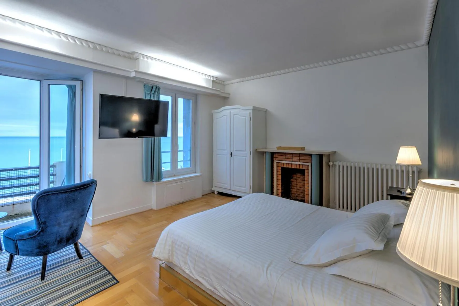 Communal lounge/ TV room, Bed in Le Gîte de la Plage