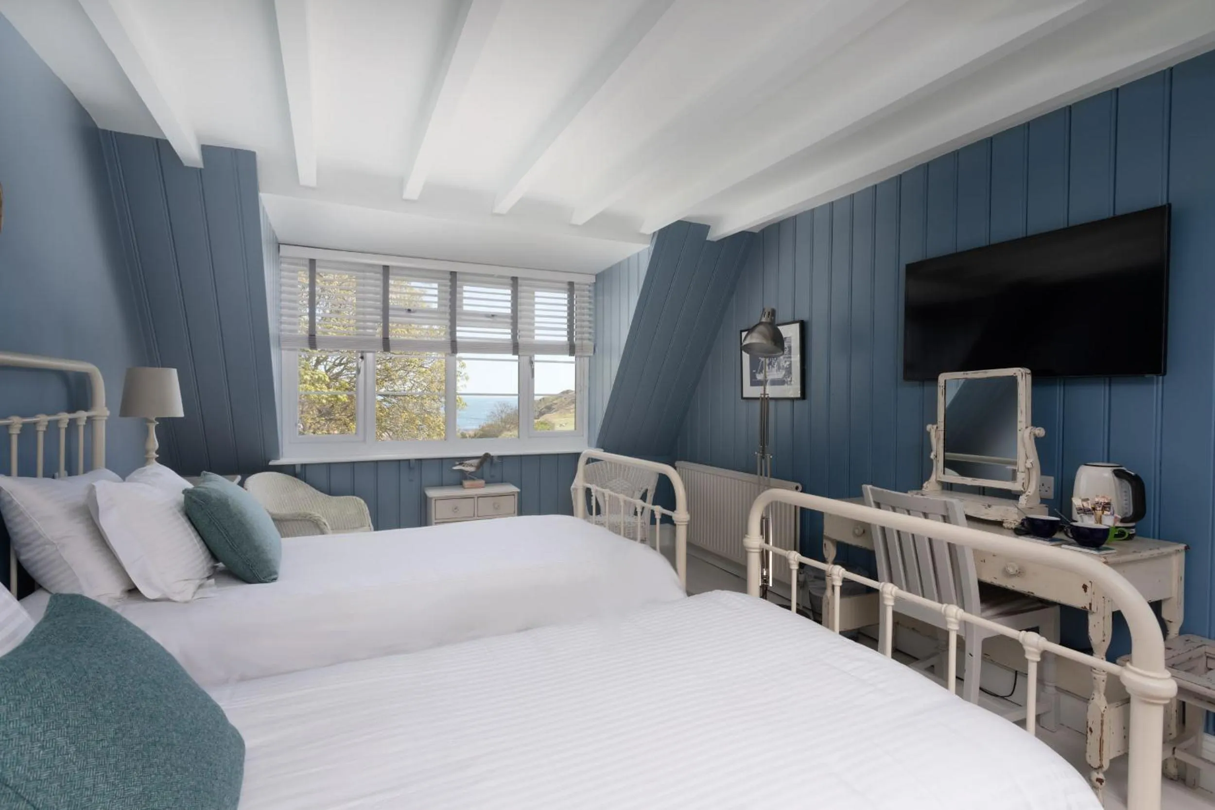 Bedroom, Bed in Lulworth Cove Inn