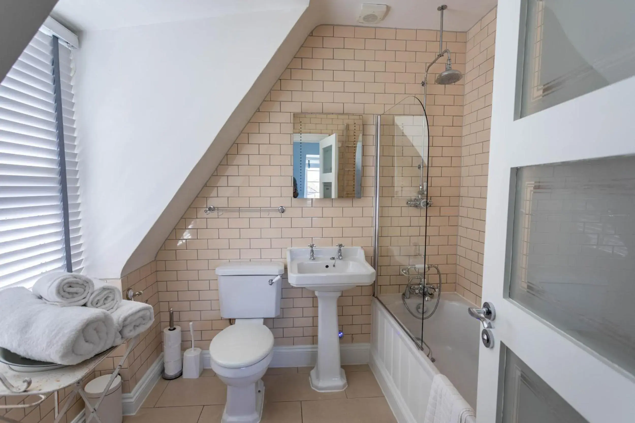 Comfy Twin in Lulworth Cove Inn Comfy Twin in Lulworth Cove Inn