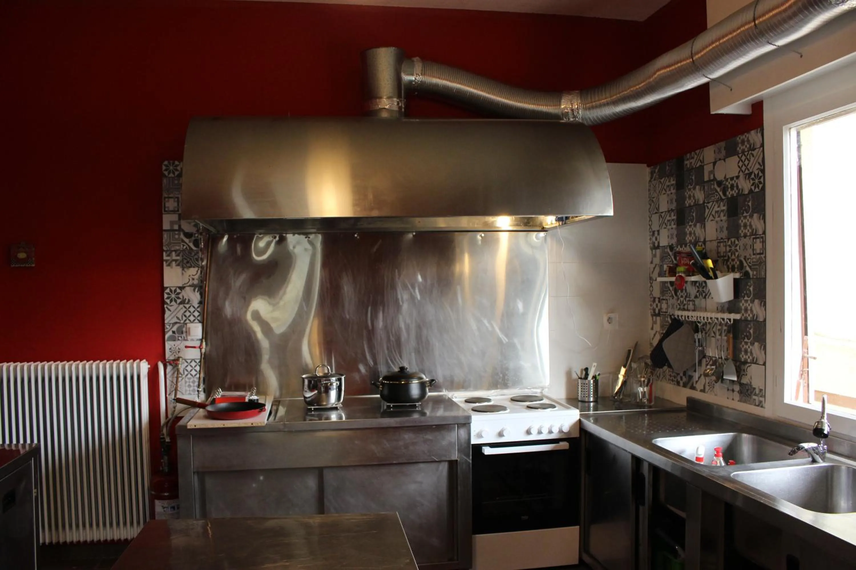 Communal kitchen in The Holy Rock - Hostel at meteora