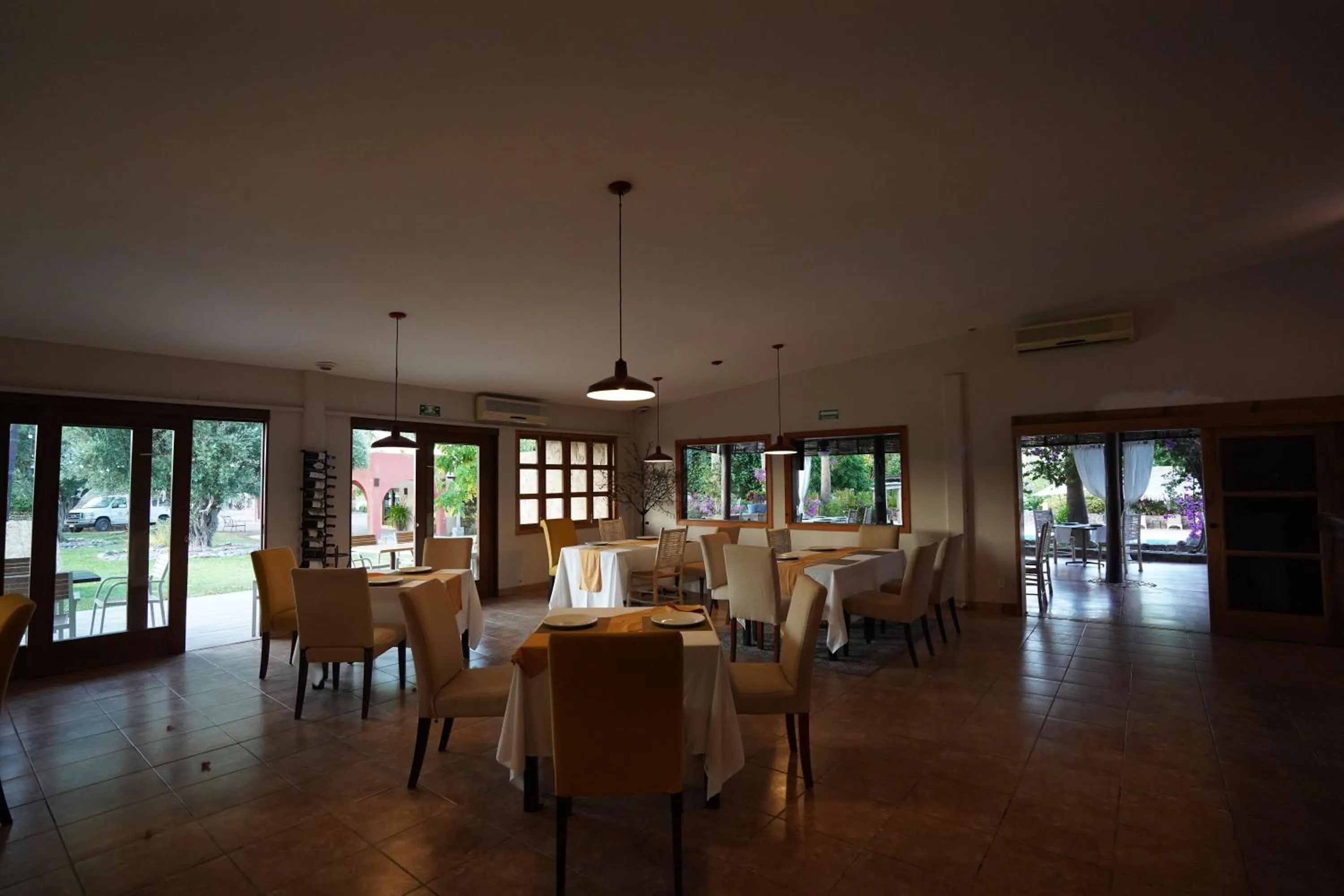 Restaurant/places to eat in Tripui Hotel