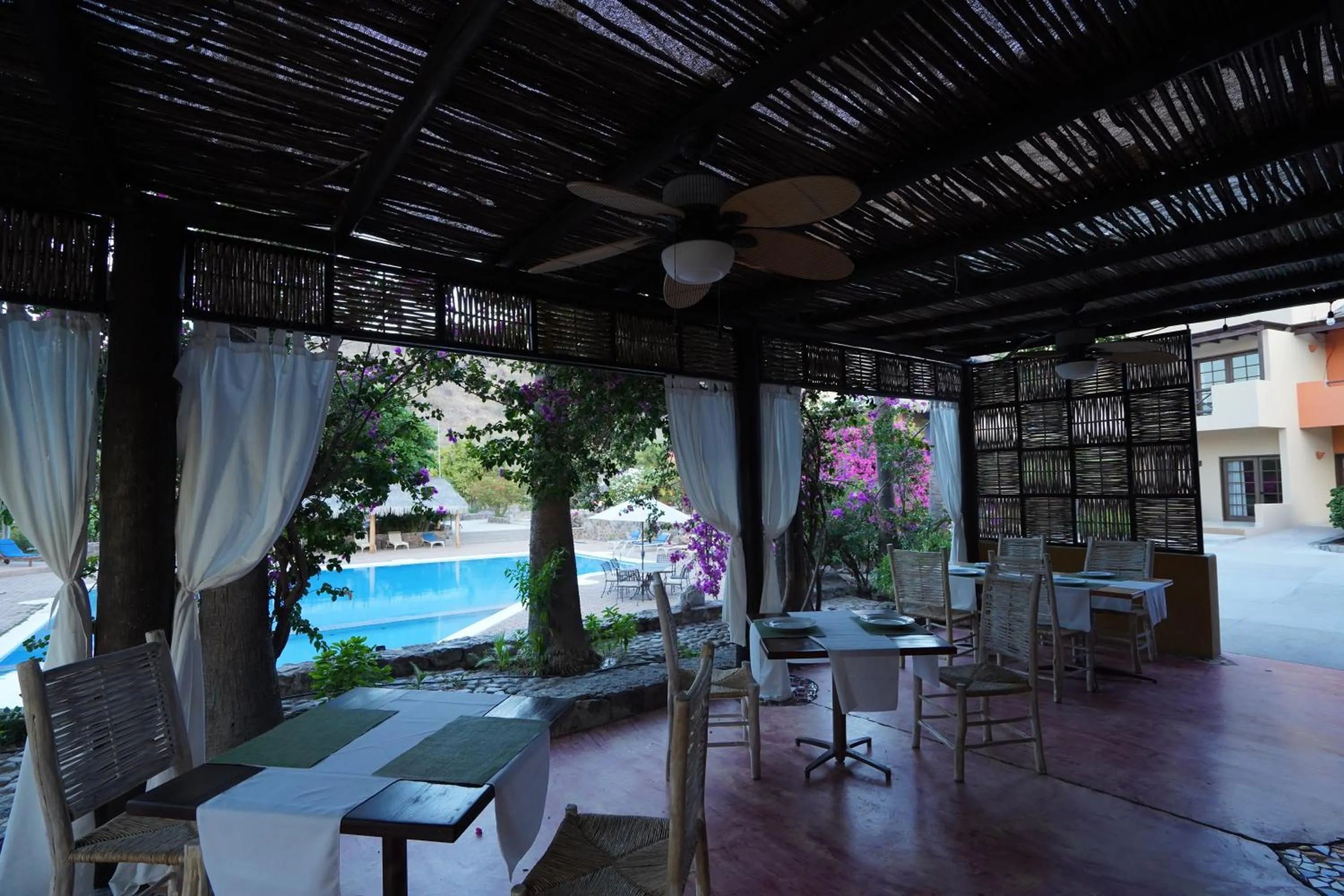 Restaurant/places to eat in Tripui Hotel