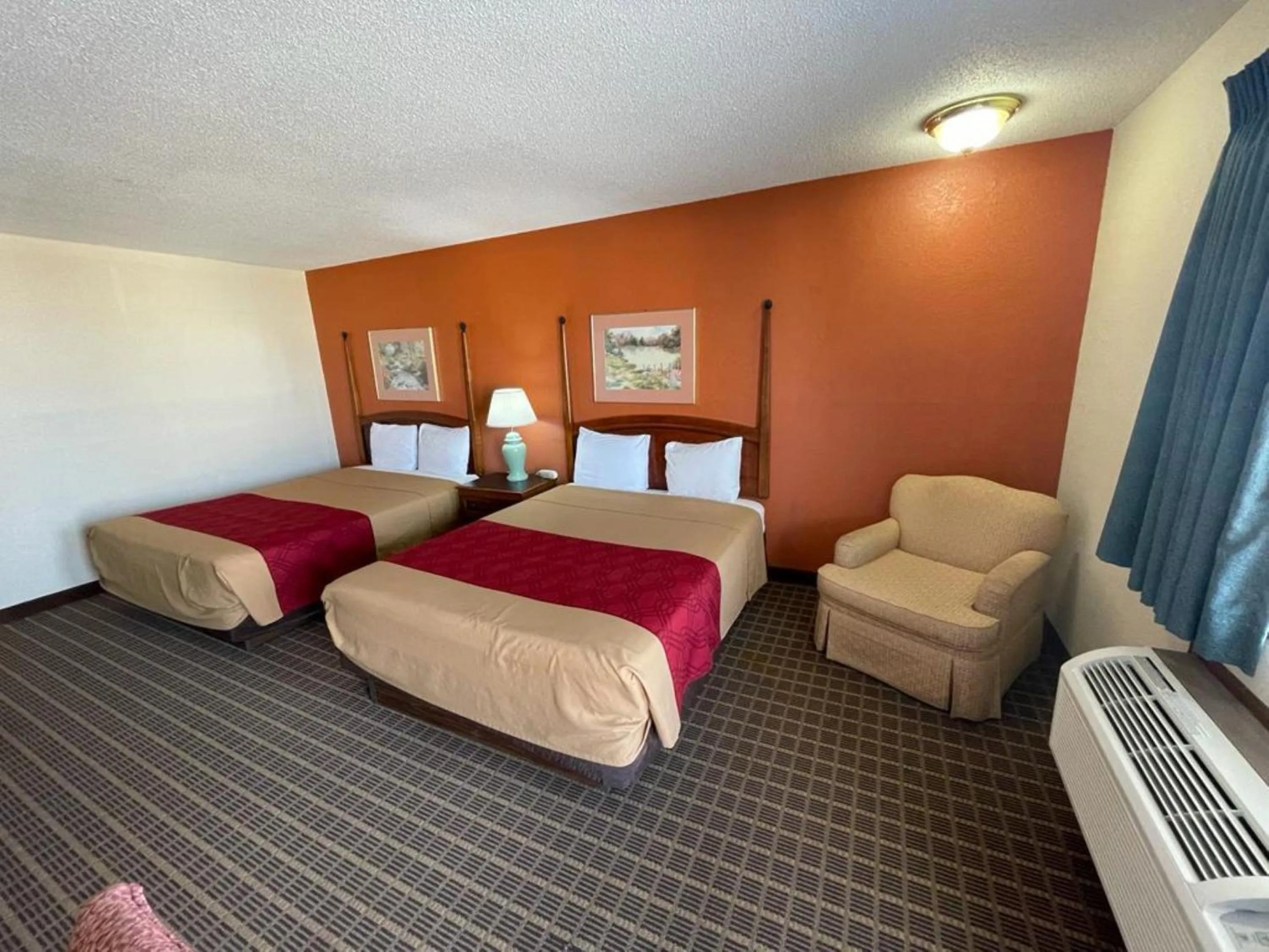 Bed in Knights Inn & Suites Emporia