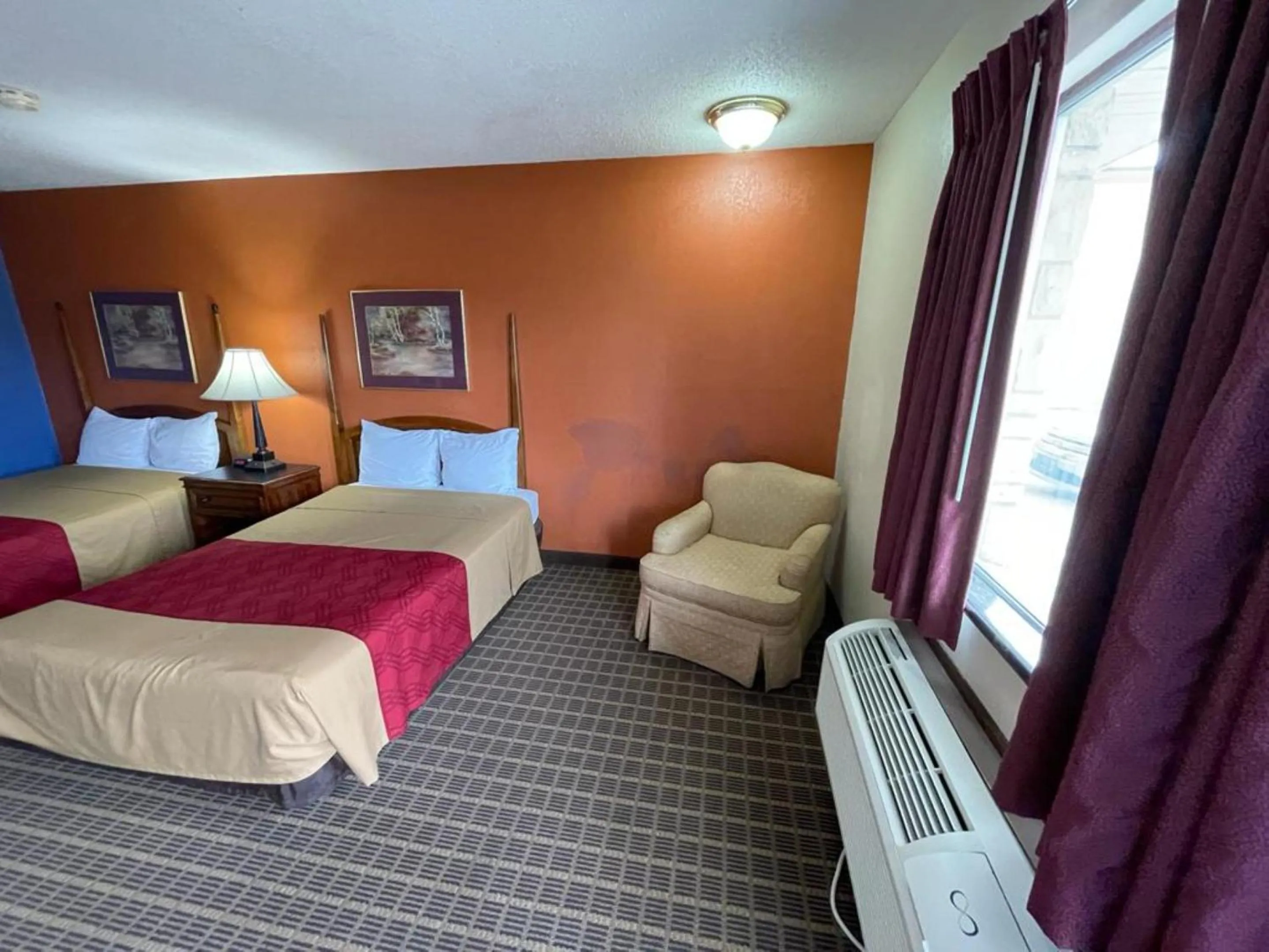Bed in Knights Inn & Suites Emporia