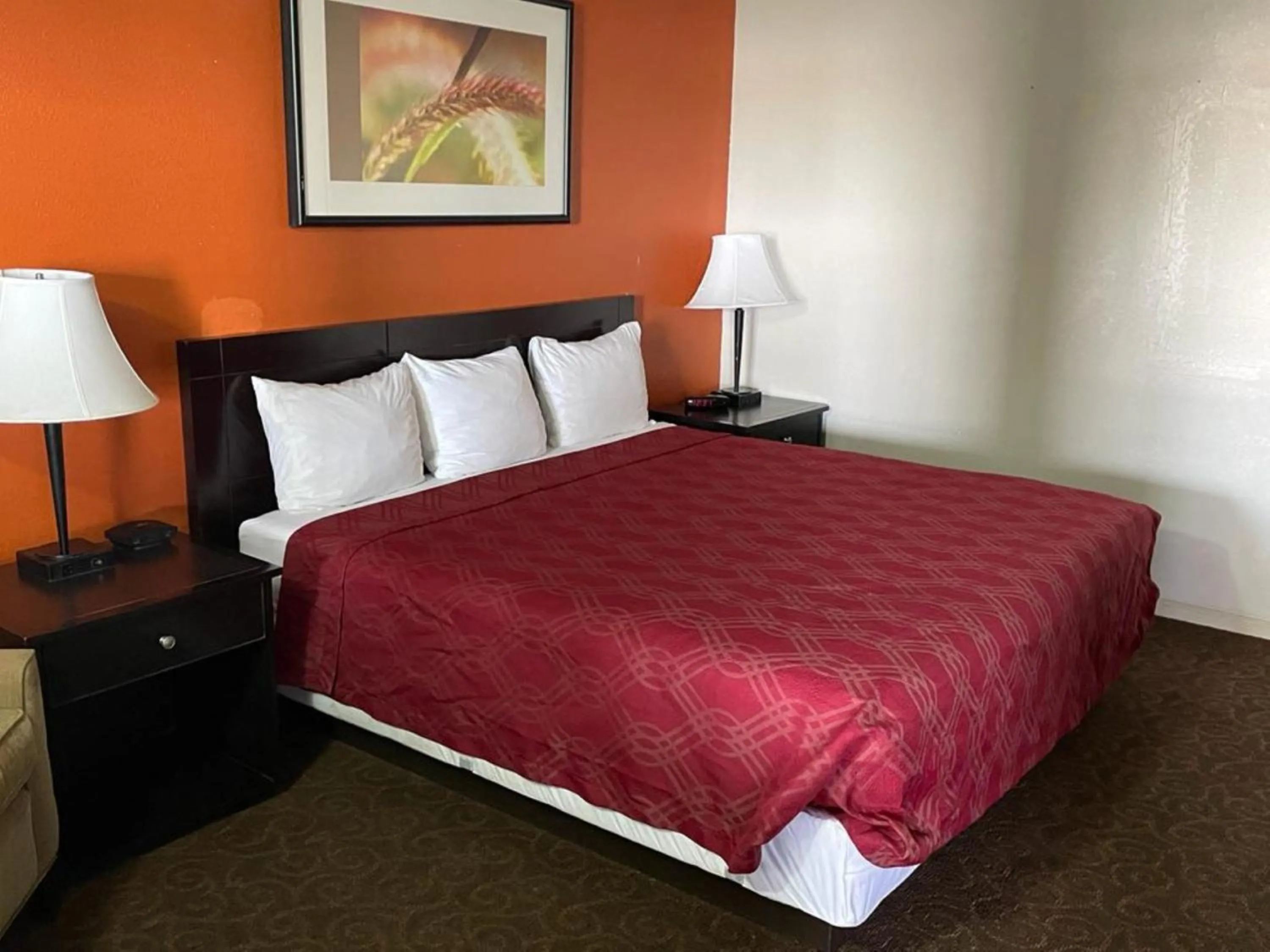 Bed in Knights Inn & Suites Emporia