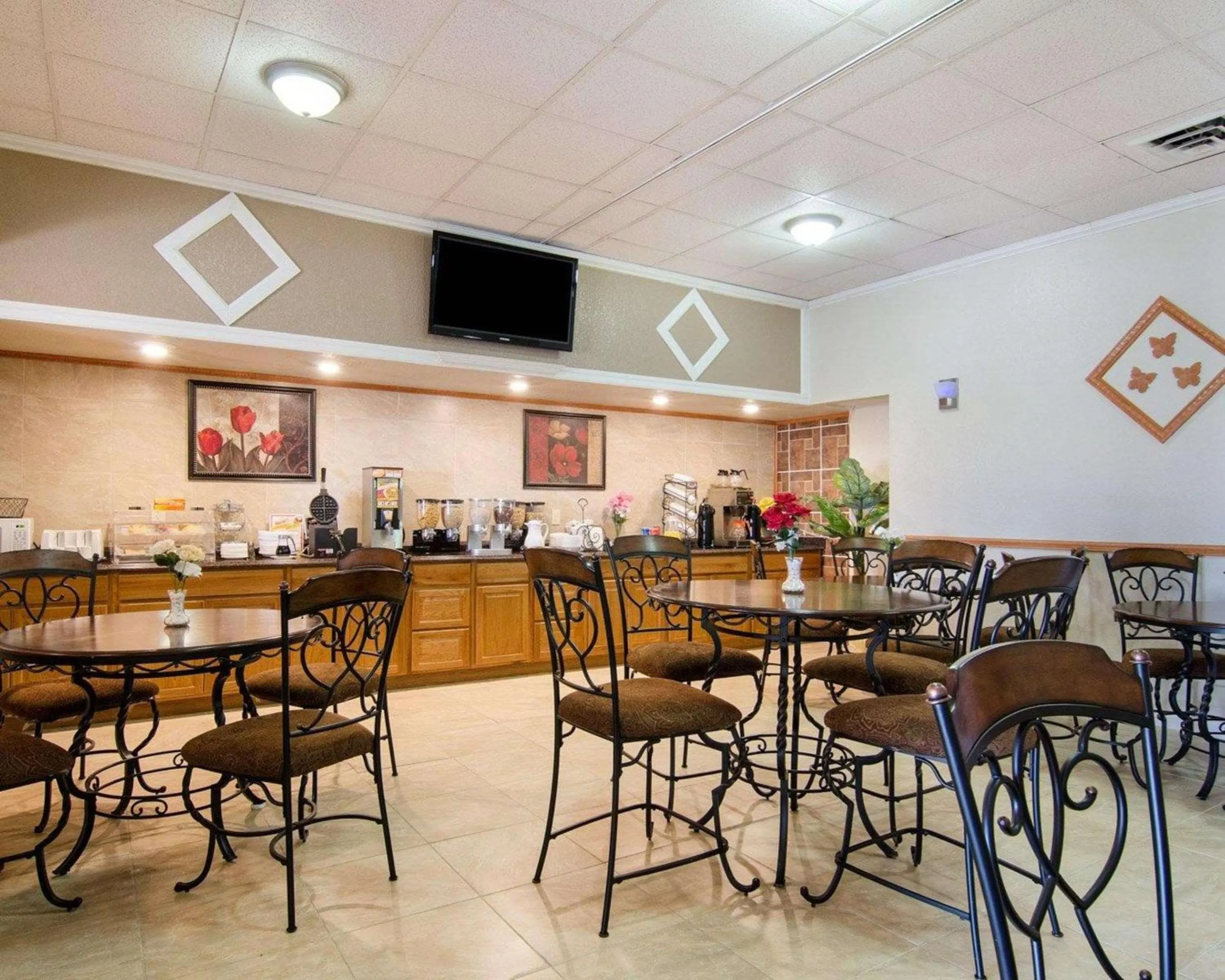 Restaurant/places to eat in Knights Inn & Suites Emporia