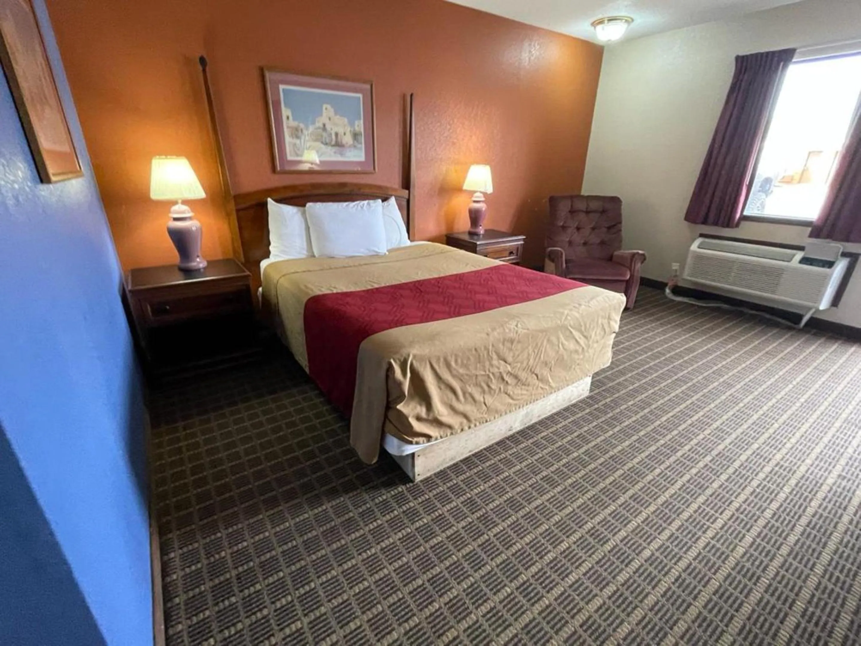 Bed in Knights Inn & Suites Emporia