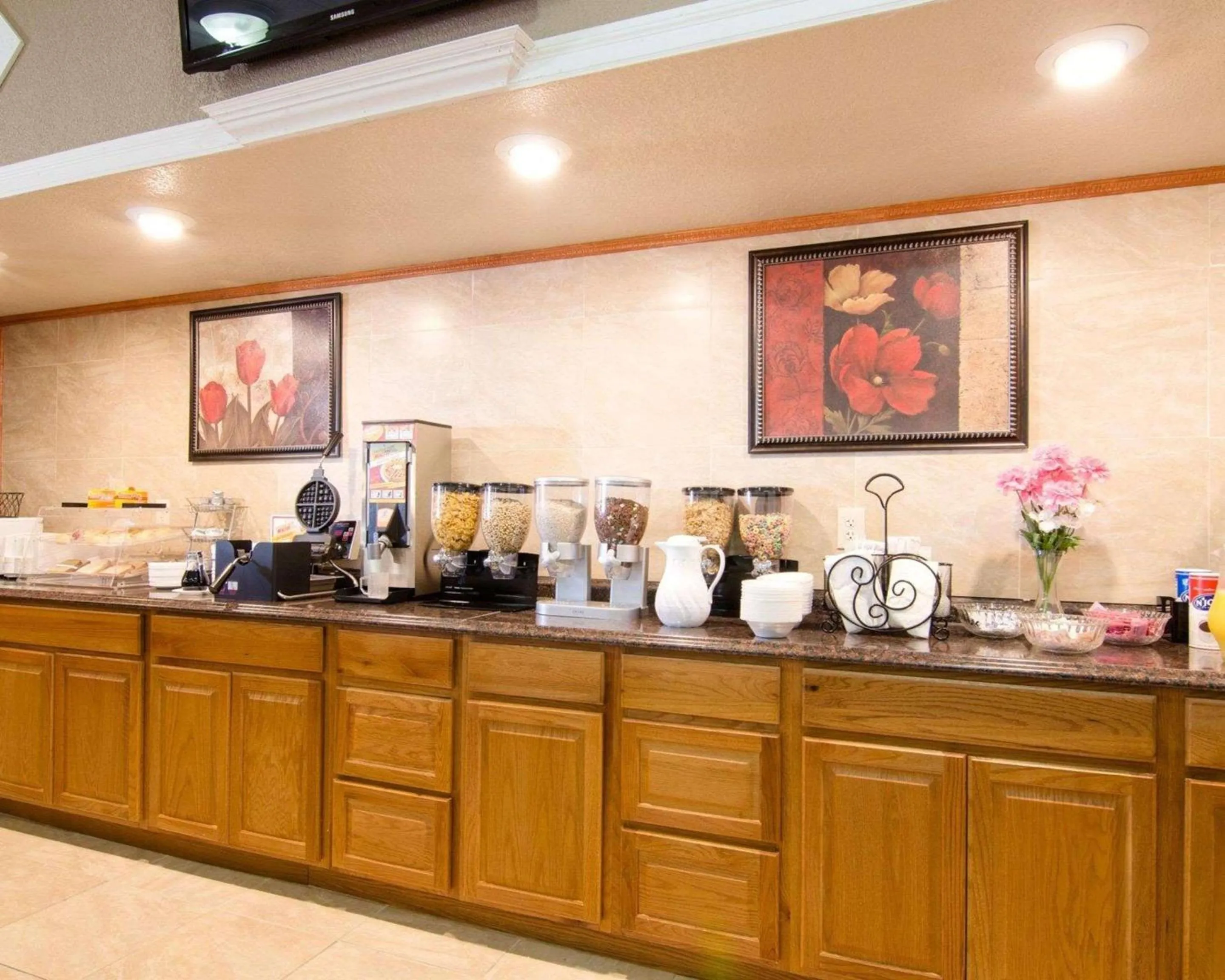 Restaurant/places to eat in Knights Inn & Suites Emporia