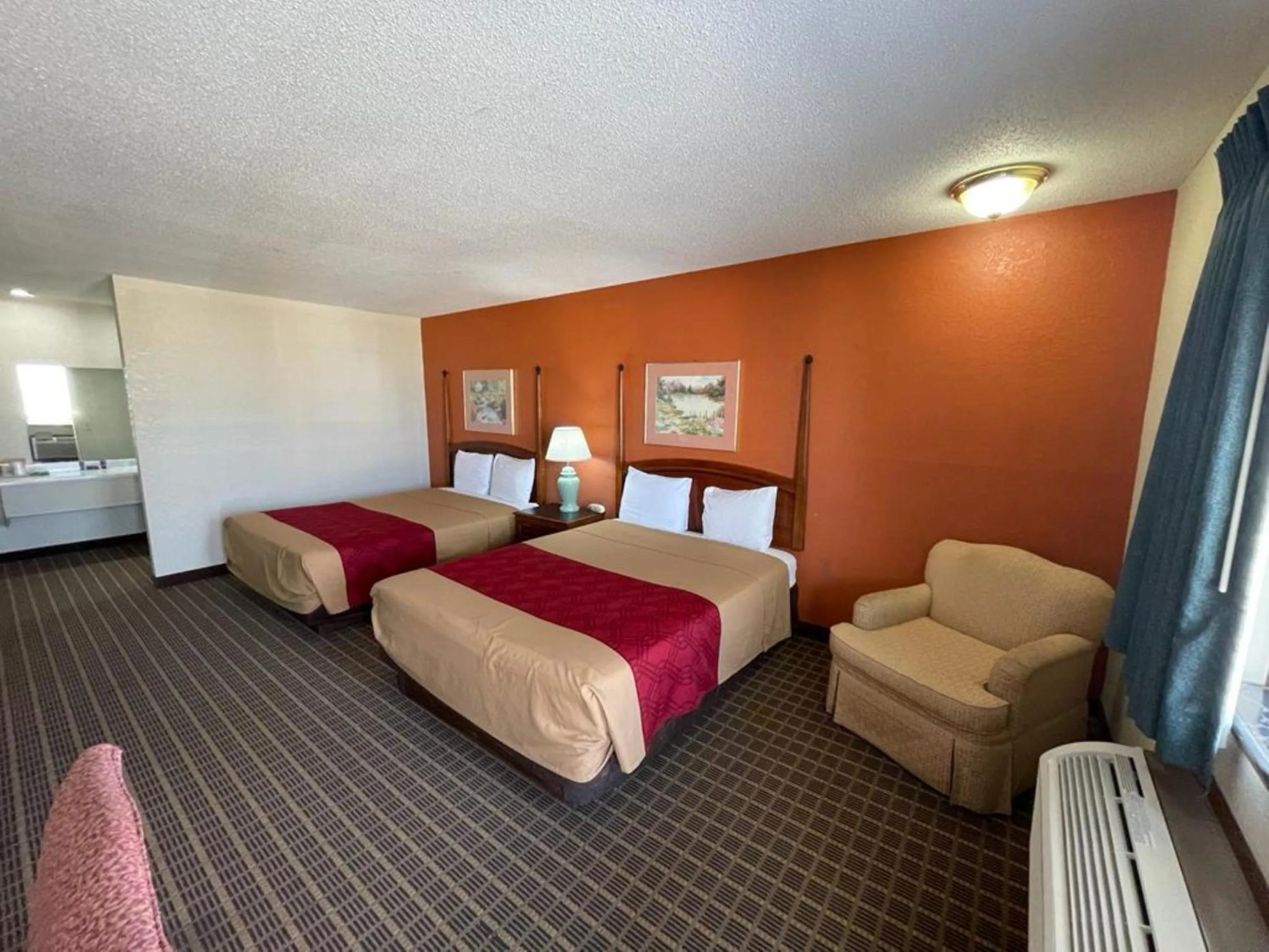 Bed in Knights Inn & Suites Emporia