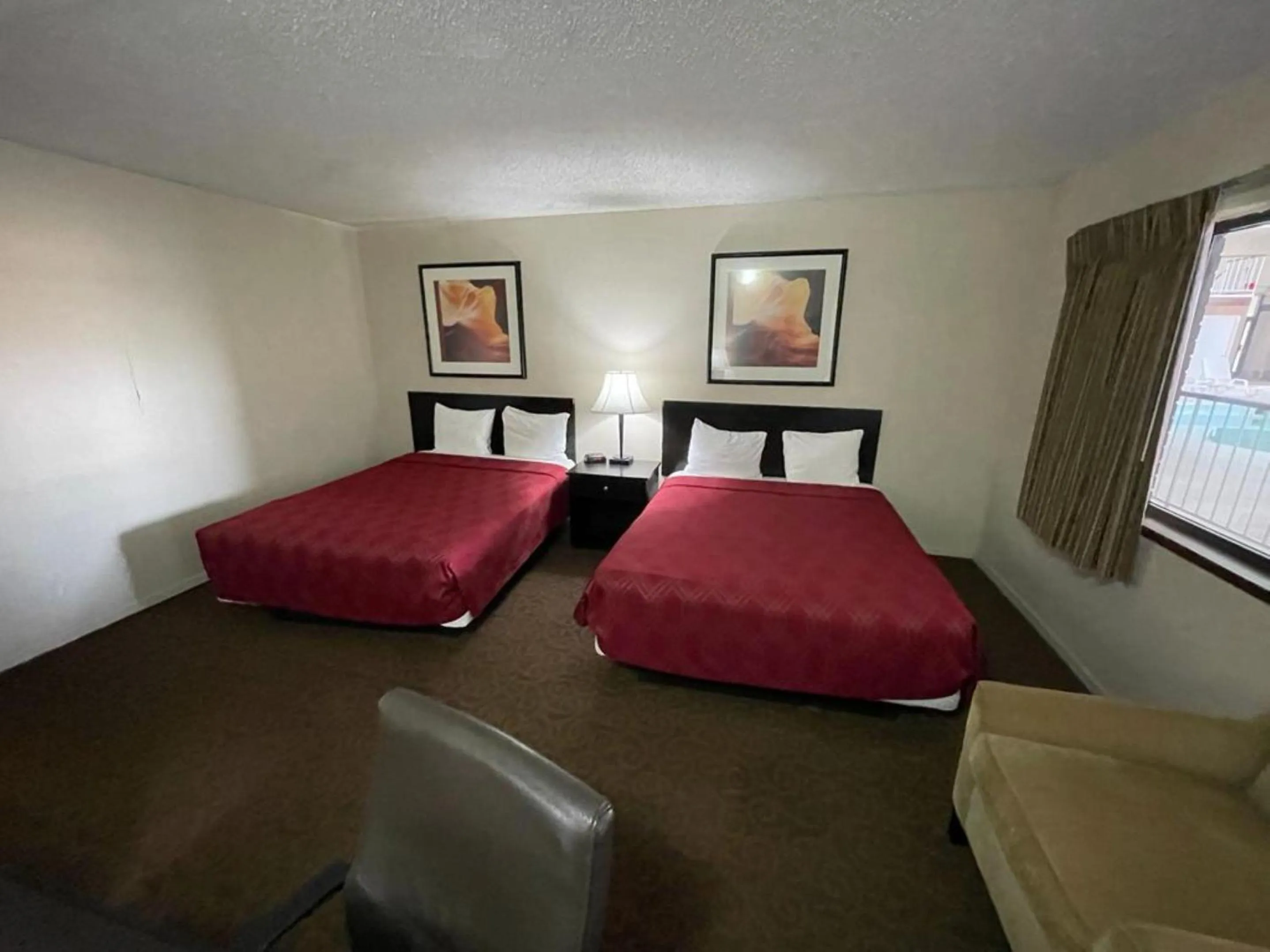 Bed in Knights Inn & Suites Emporia
