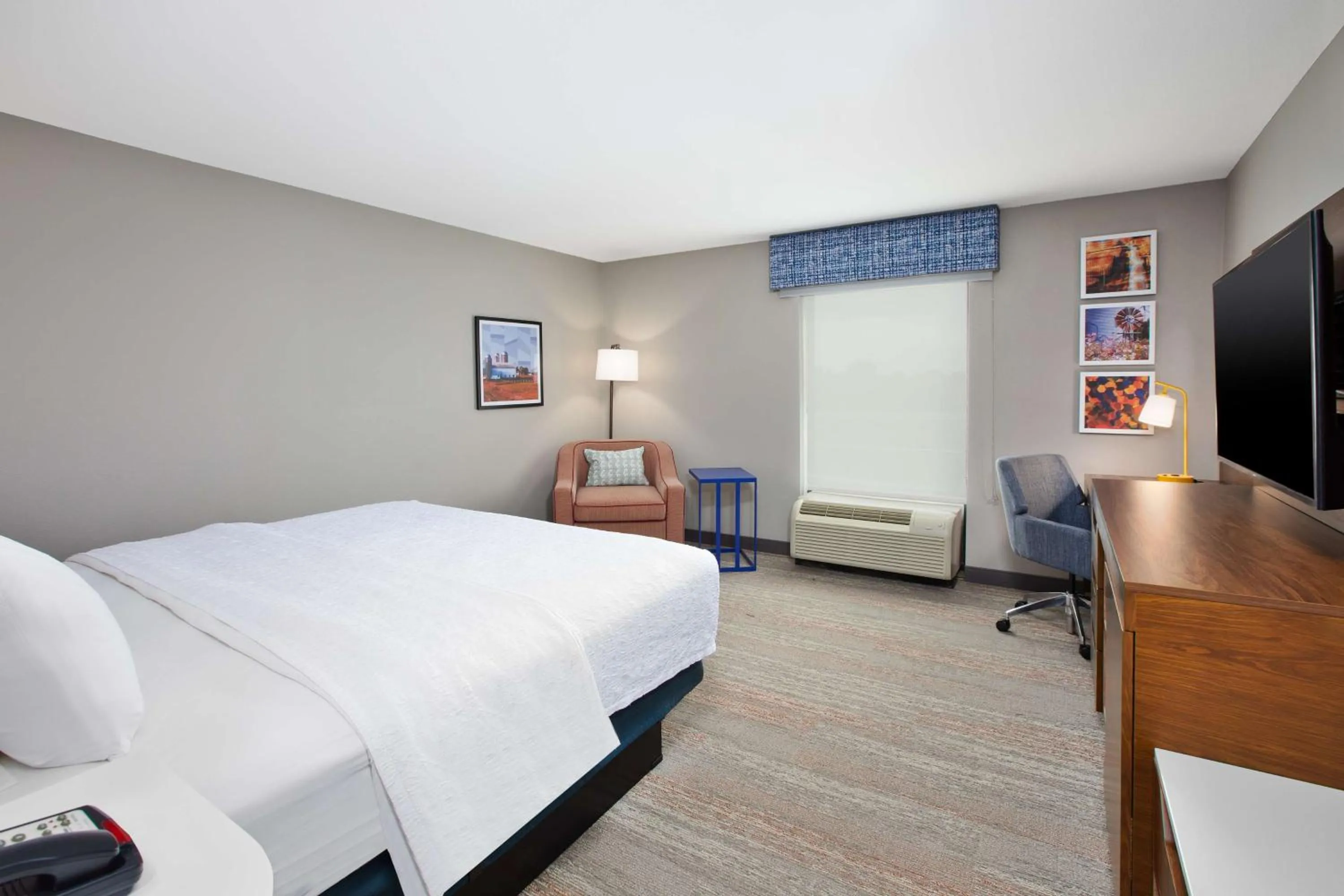 Bedroom, Bed in Hampton Inn Clinton