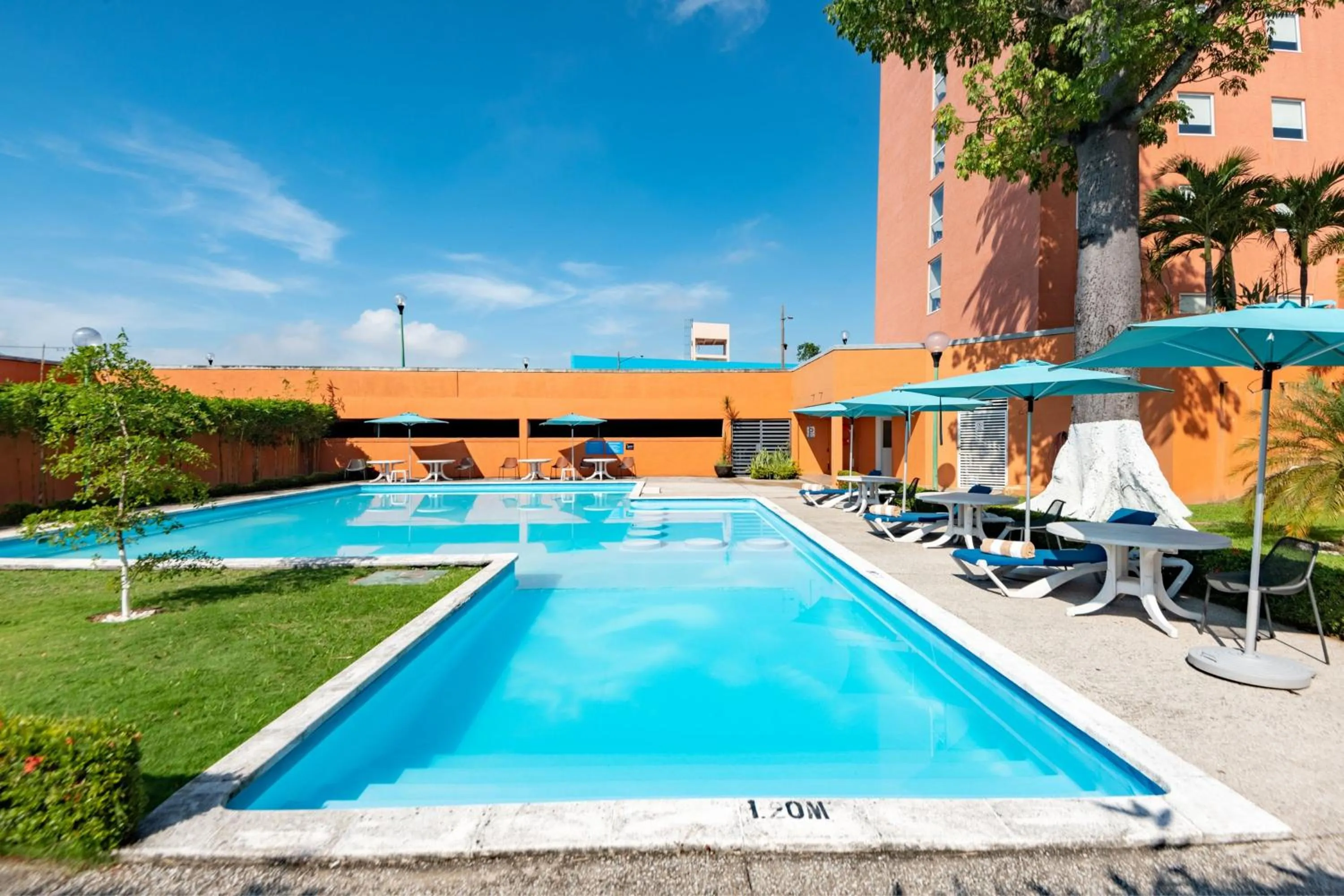 Swimming pool in City Express by Marriott Villahermosa