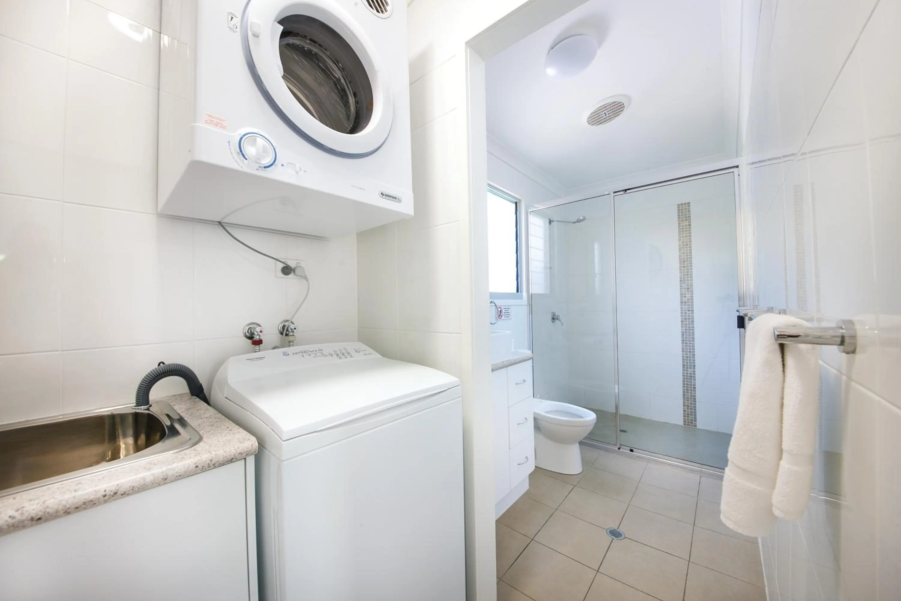 Shower in Sunset Cabins 1770