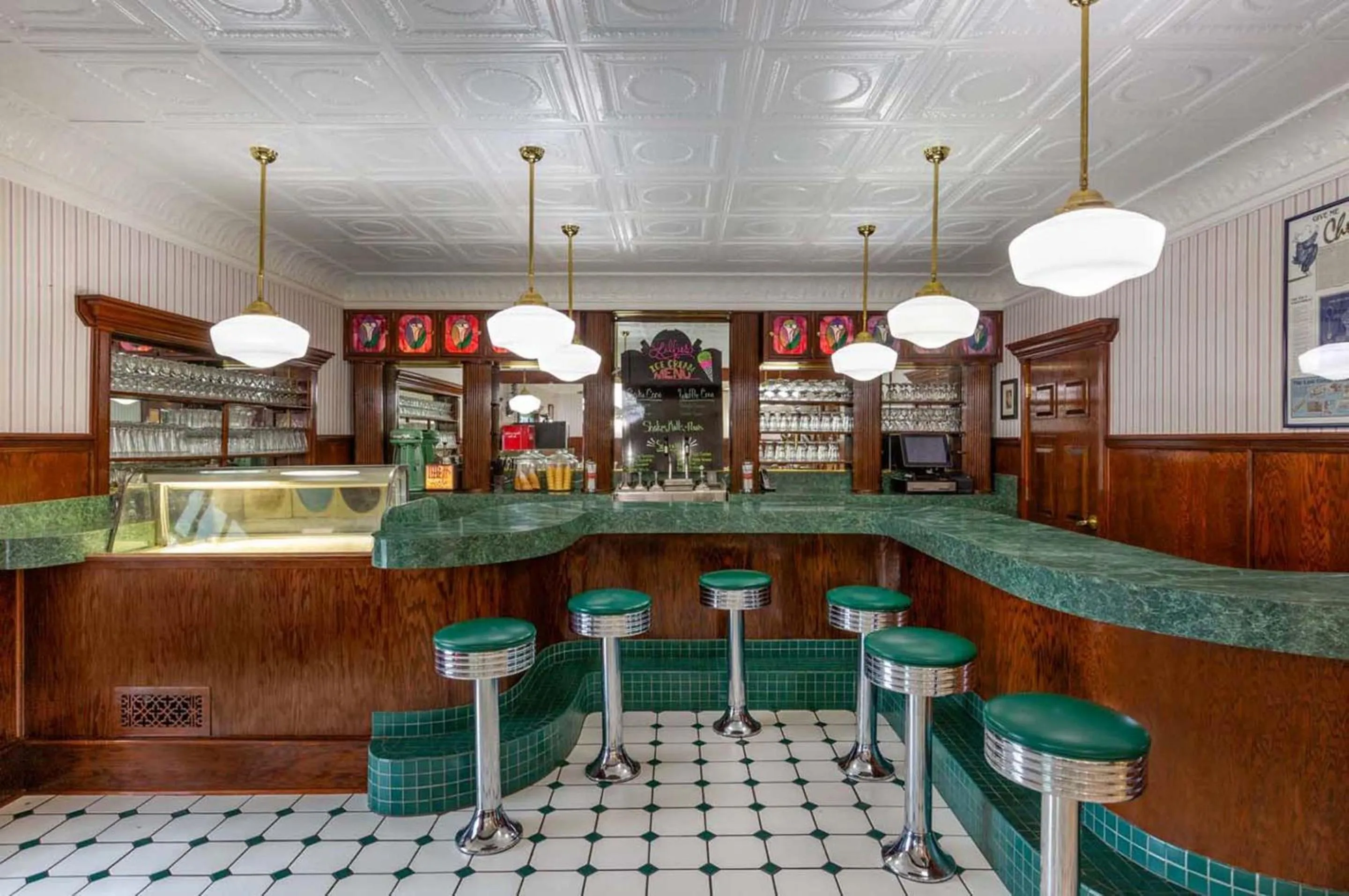 Lounge or bar in Four Seasons Island Resort