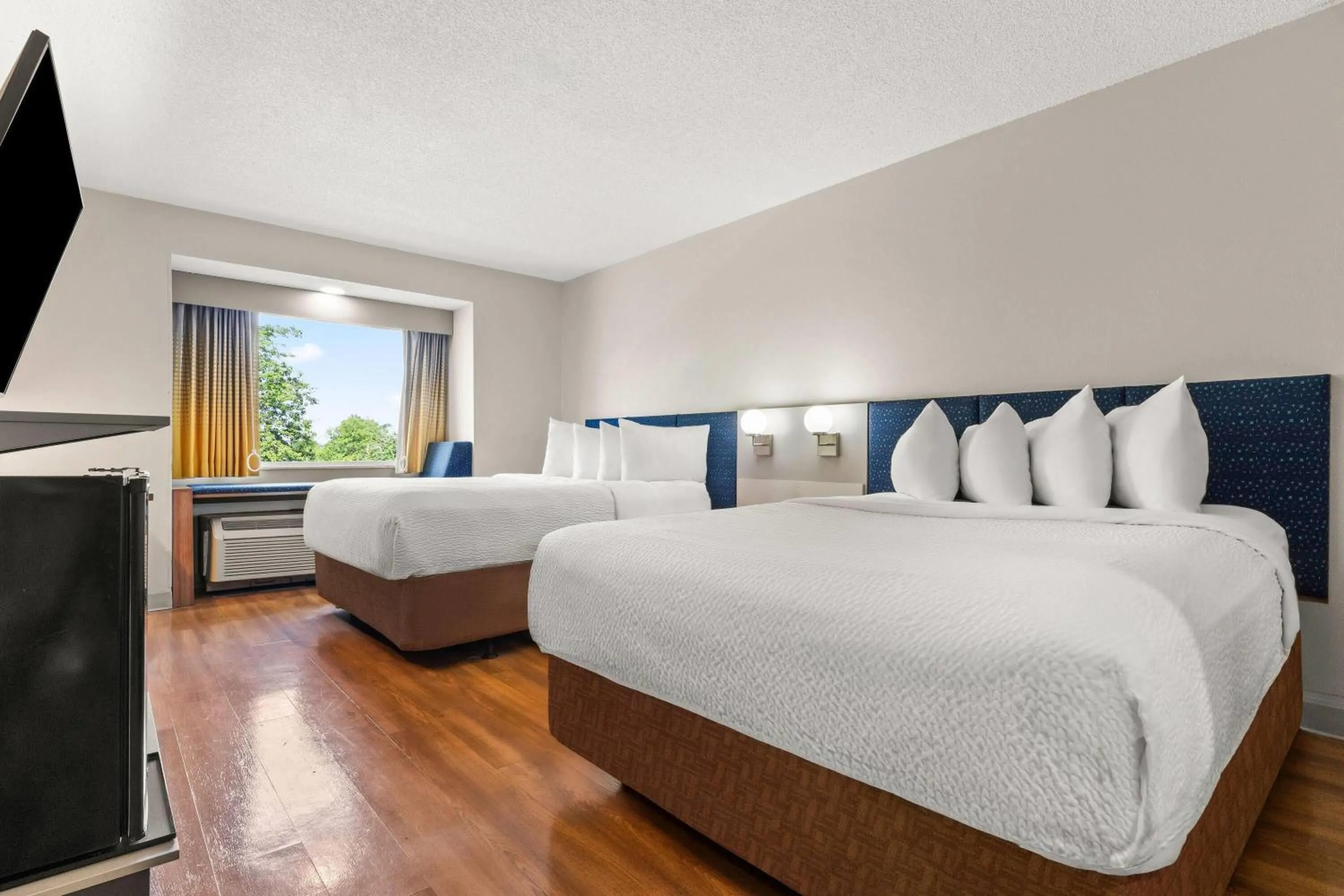 Bed in Microtel Inn and Suites - Salisbury