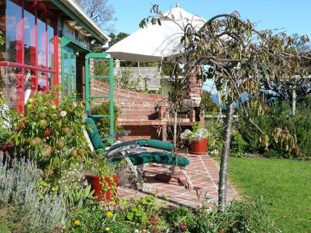 Facade/entrance in Bethells Beach Cottages