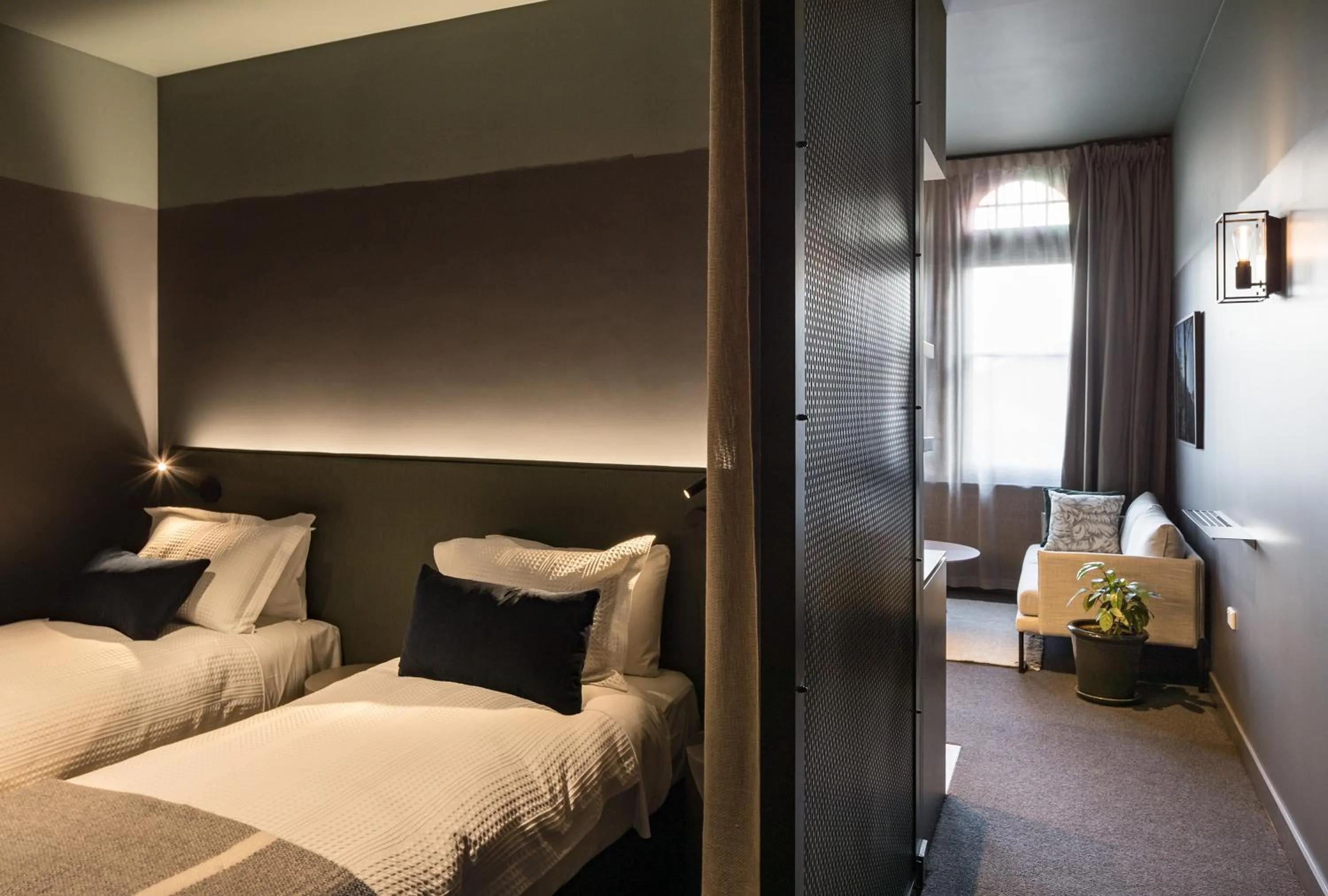 Seating area, Bed in The Chamberson