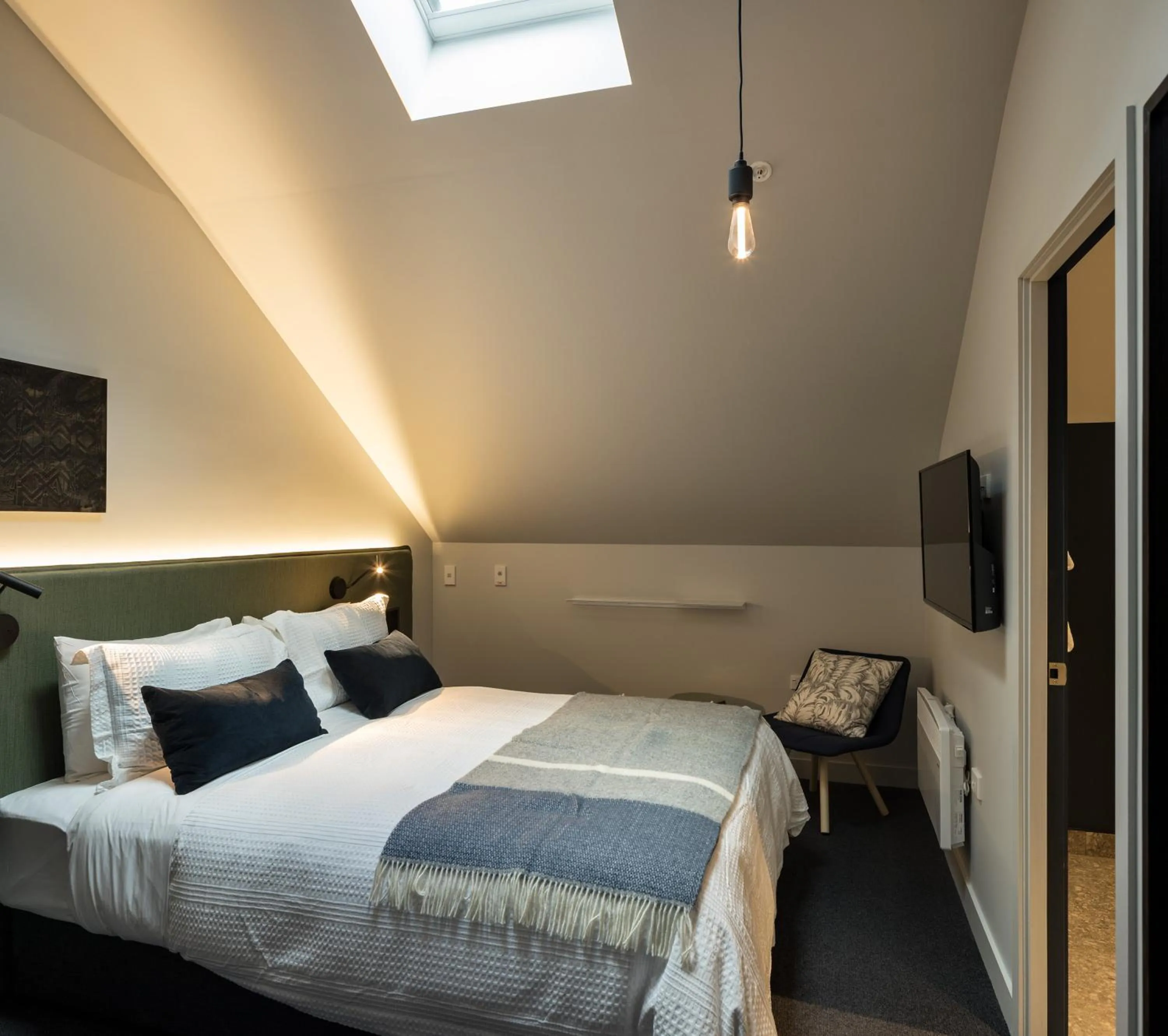 Seating area, Bed in The Chamberson