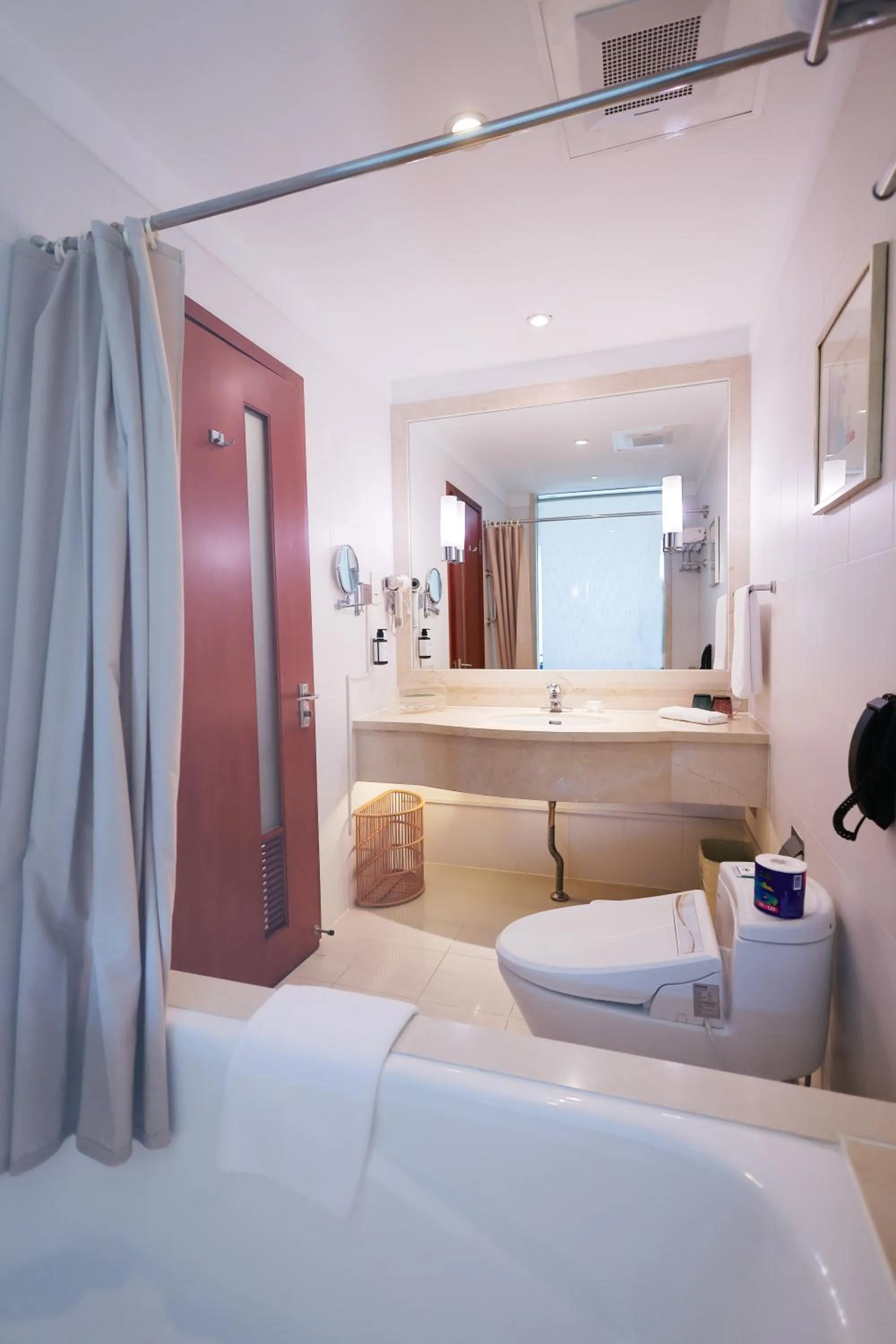 Bathroom, Bed in Shanghai Metropark Jichen Hotel