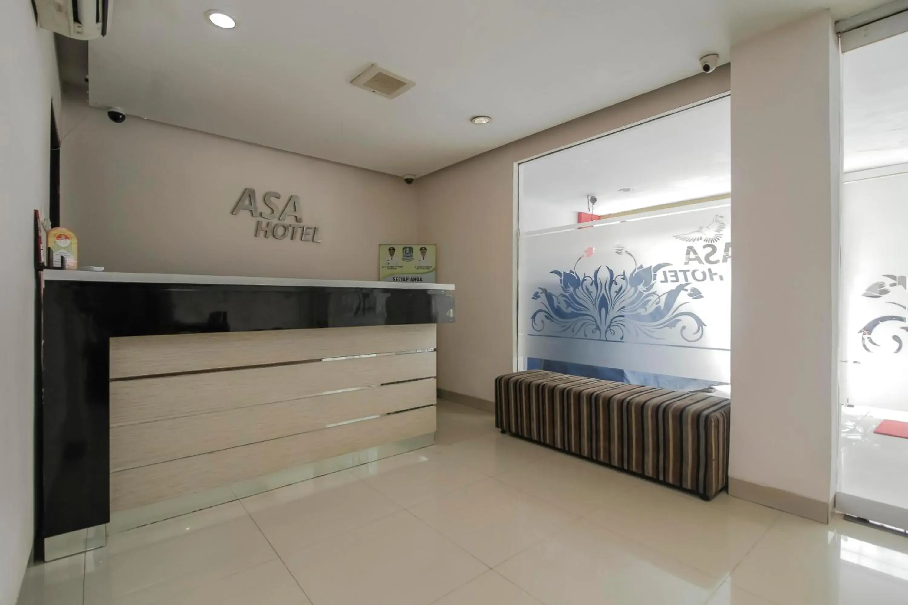 Lobby or reception in RedDoorz Plus near Galaxy Bekasi Lobby or reception in RedDoorz Plus near Galaxy Bekasi