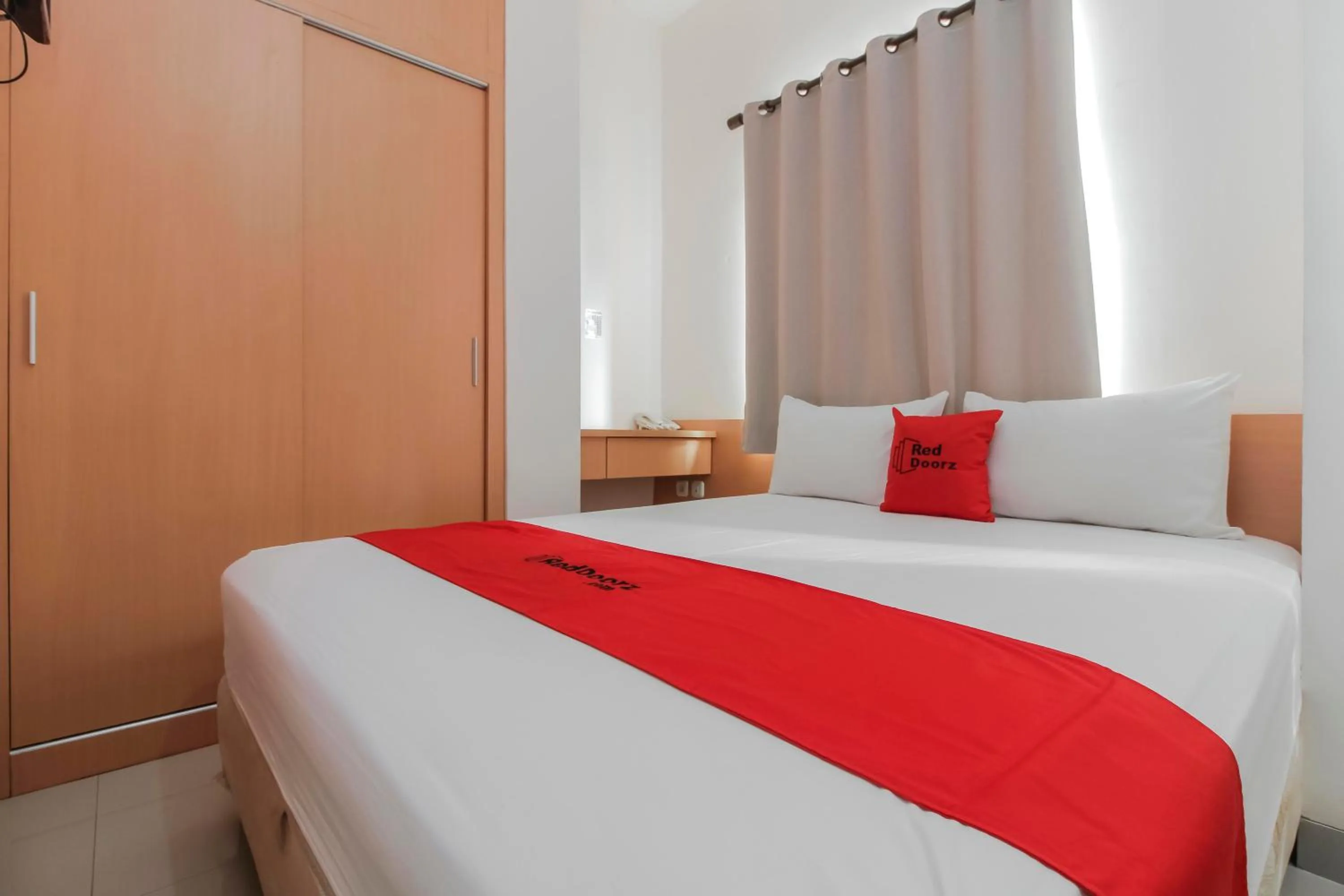 Bedroom, Bed in RedDoorz Plus near Galaxy Bekasi