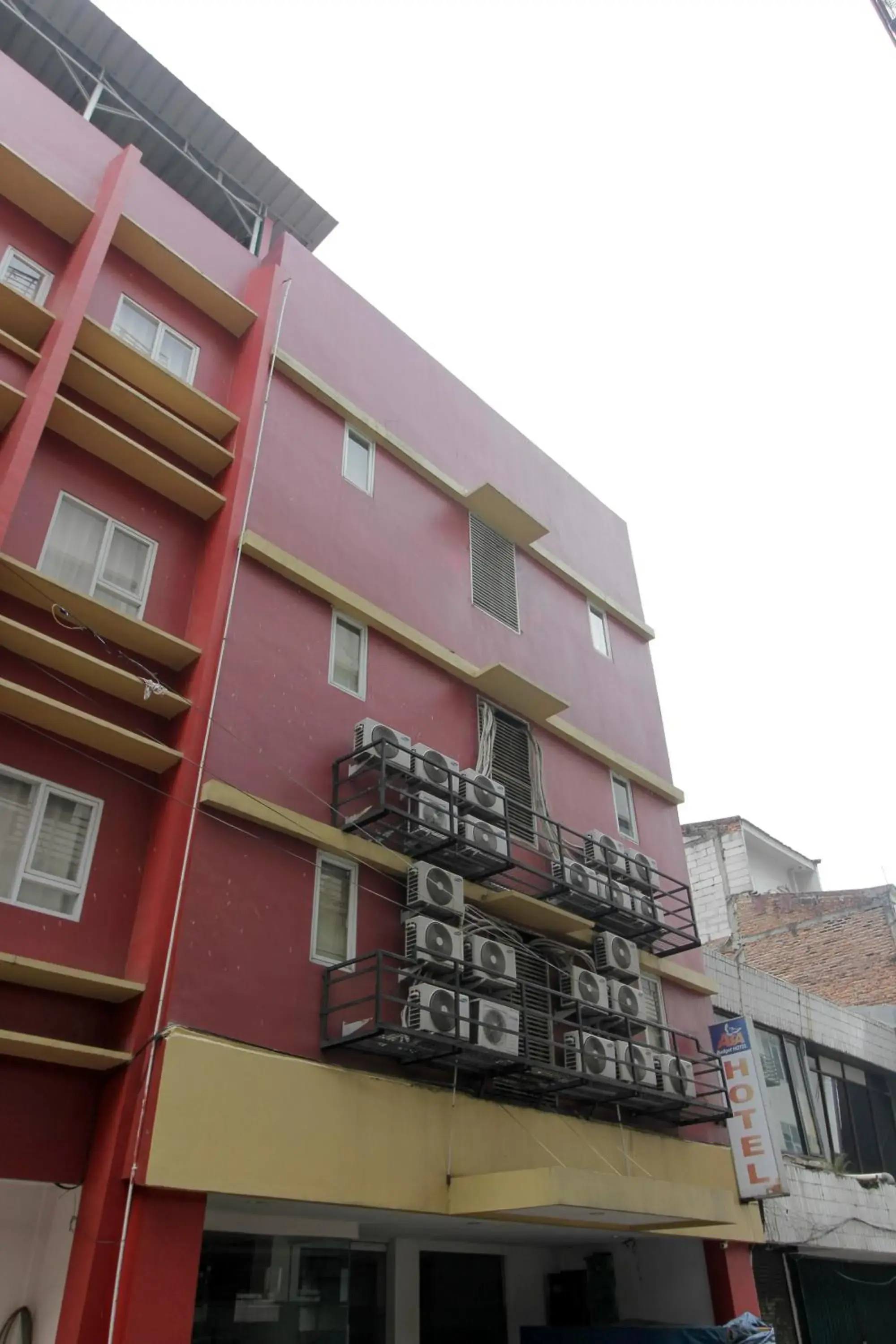 Property building in RedDoorz Plus near Galaxy Bekasi Property building in RedDoorz Plus near Galaxy Bekasi