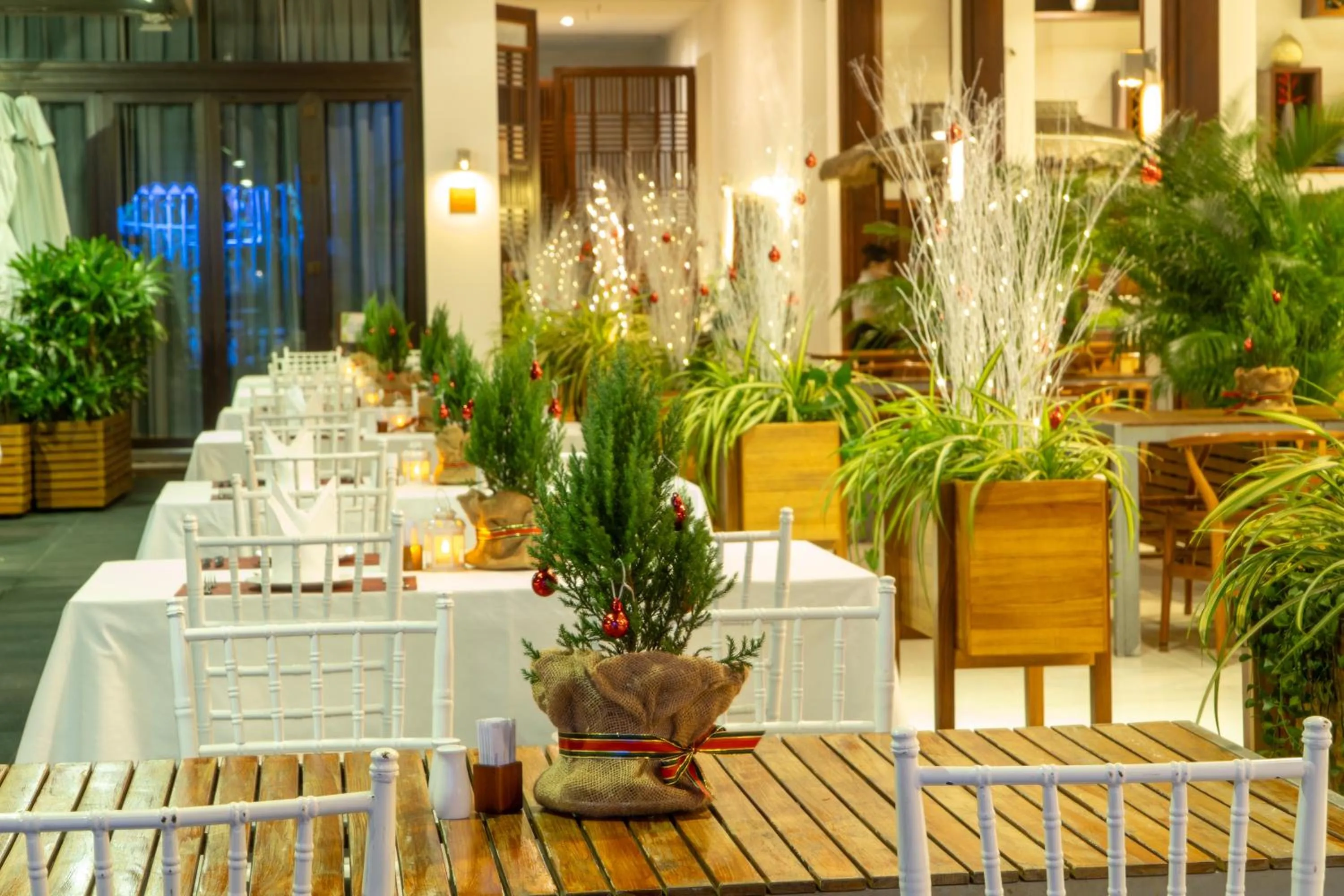 Restaurant/places to eat in The Cliff Resort & Residences