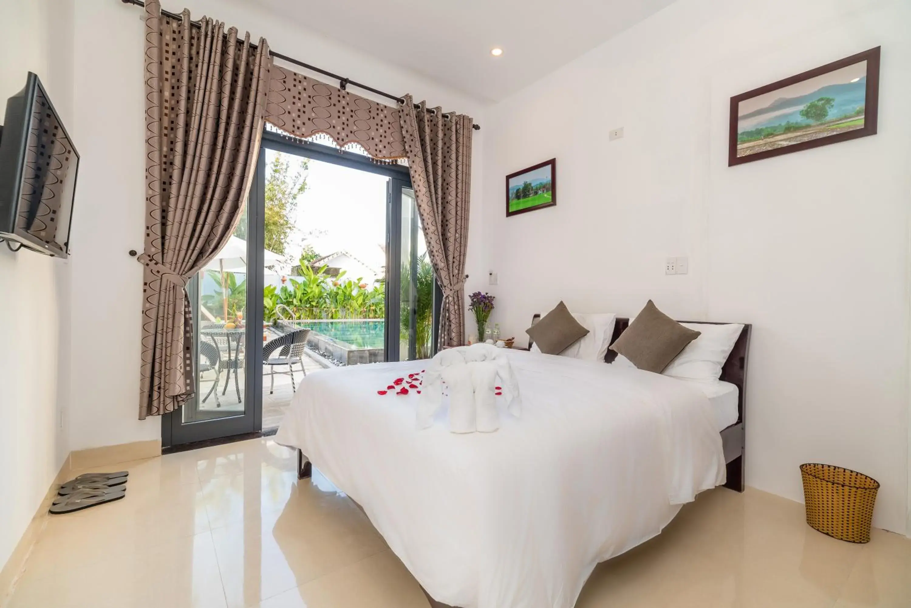 Deluxe Double or Twin Room with Pool View in Hanh Nhung Villa Deluxe Double or Twin Room with Pool View in Hanh Nhung Villa