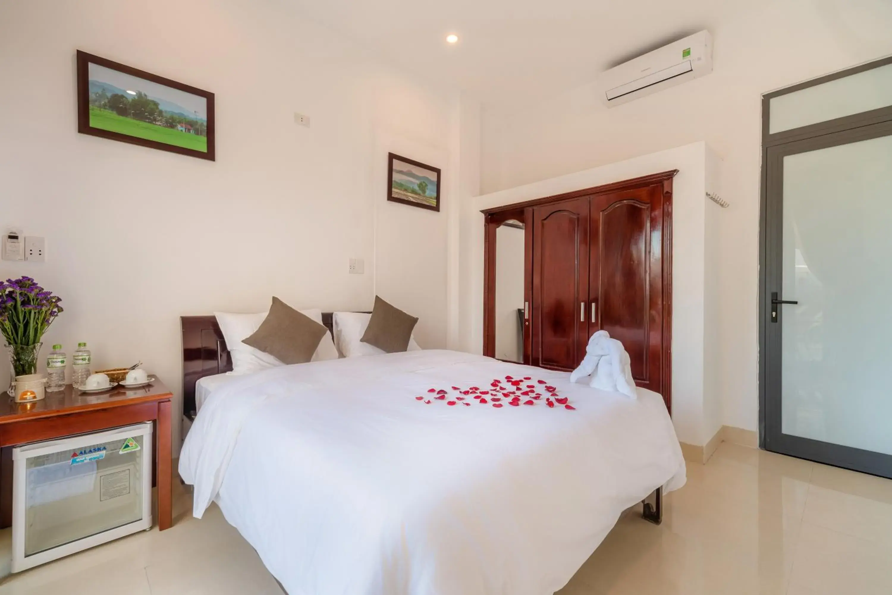 Deluxe Double or Twin Room with Pool View in Hanh Nhung Villa Deluxe Double or Twin Room with Pool View in Hanh Nhung Villa