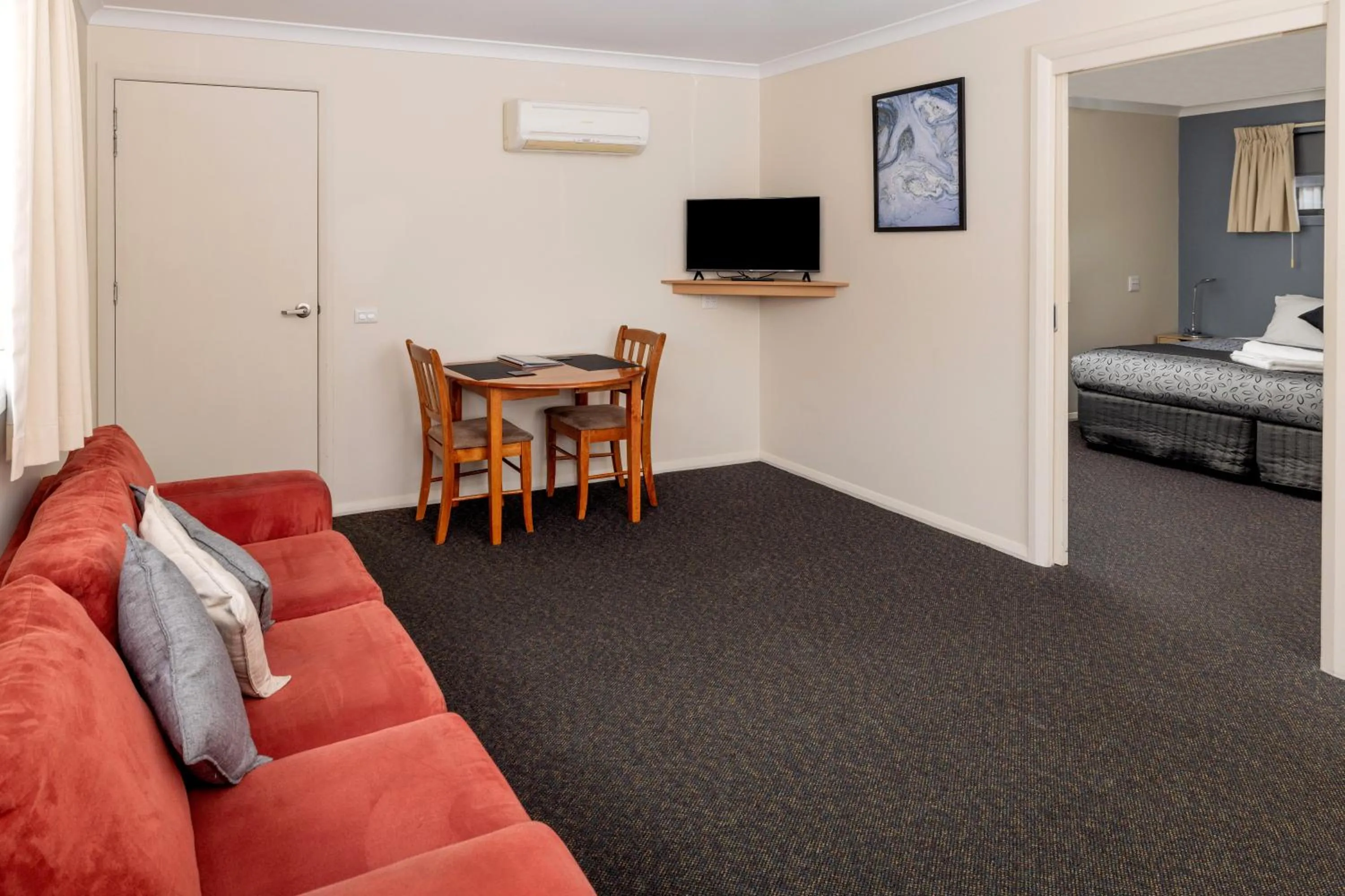 Living room, Bed in BIG4 Hobart Airport Tourist Park