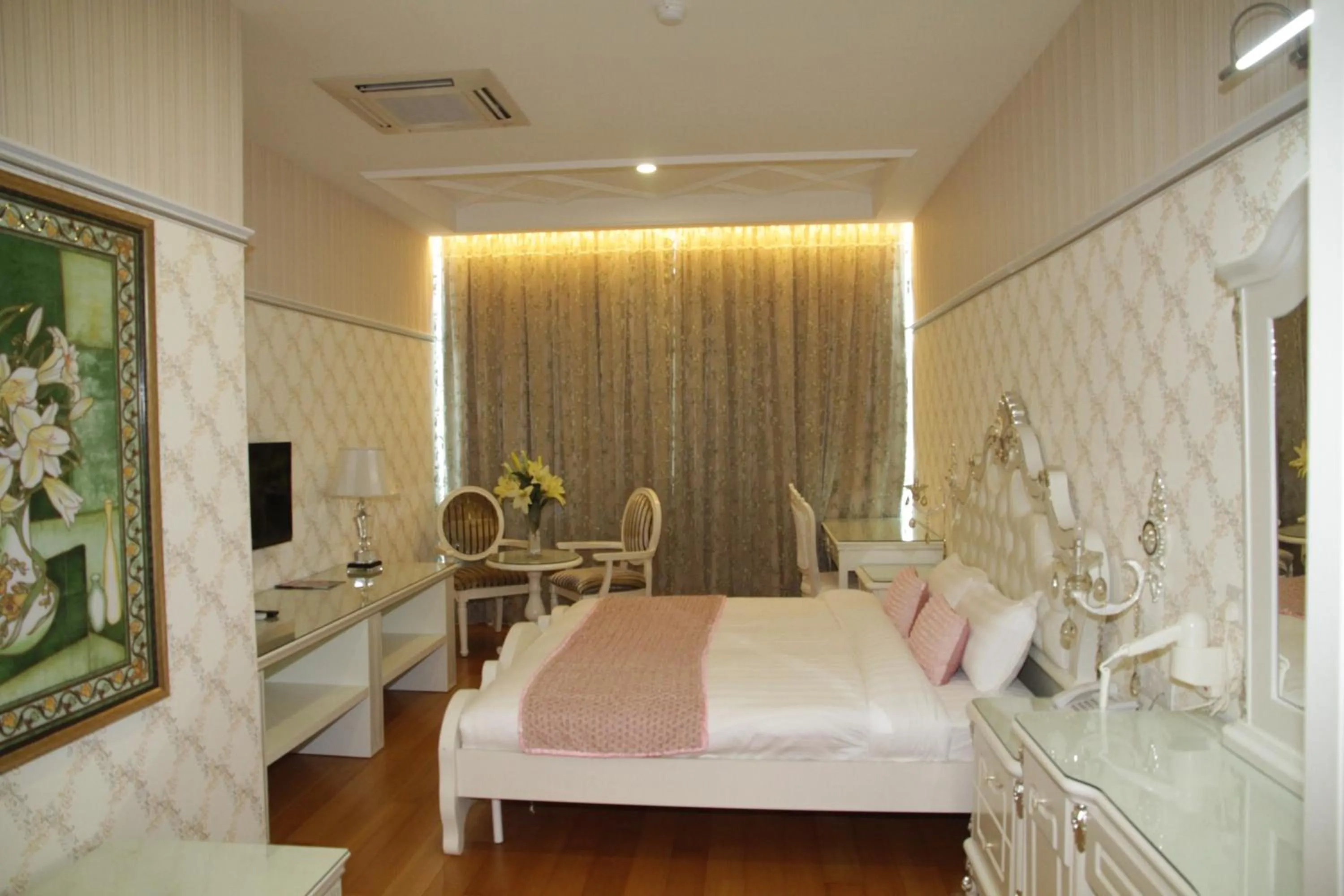 Photo of the whole room, Bed in De Residence Hotel