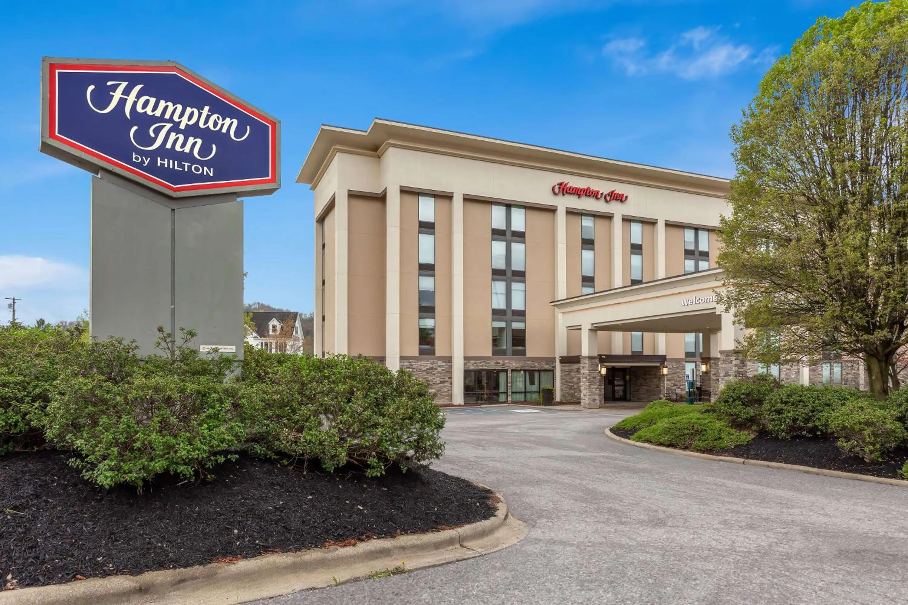 Property building in Hampton Inn Bridgeport/Clarksburg