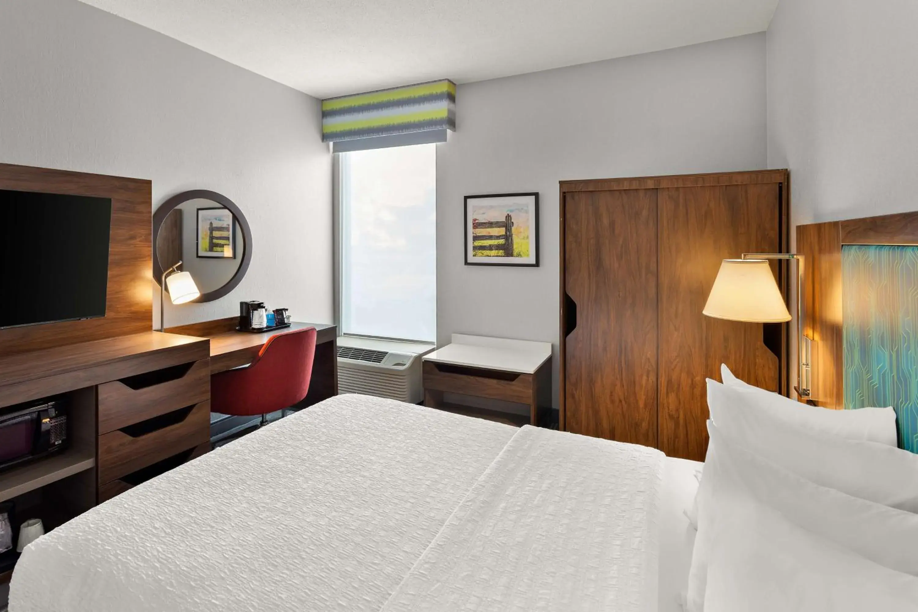 Bedroom, Bed in Hampton Inn Bridgeport/Clarksburg Bedroom, Bed in Hampton Inn Bridgeport/Clarksburg