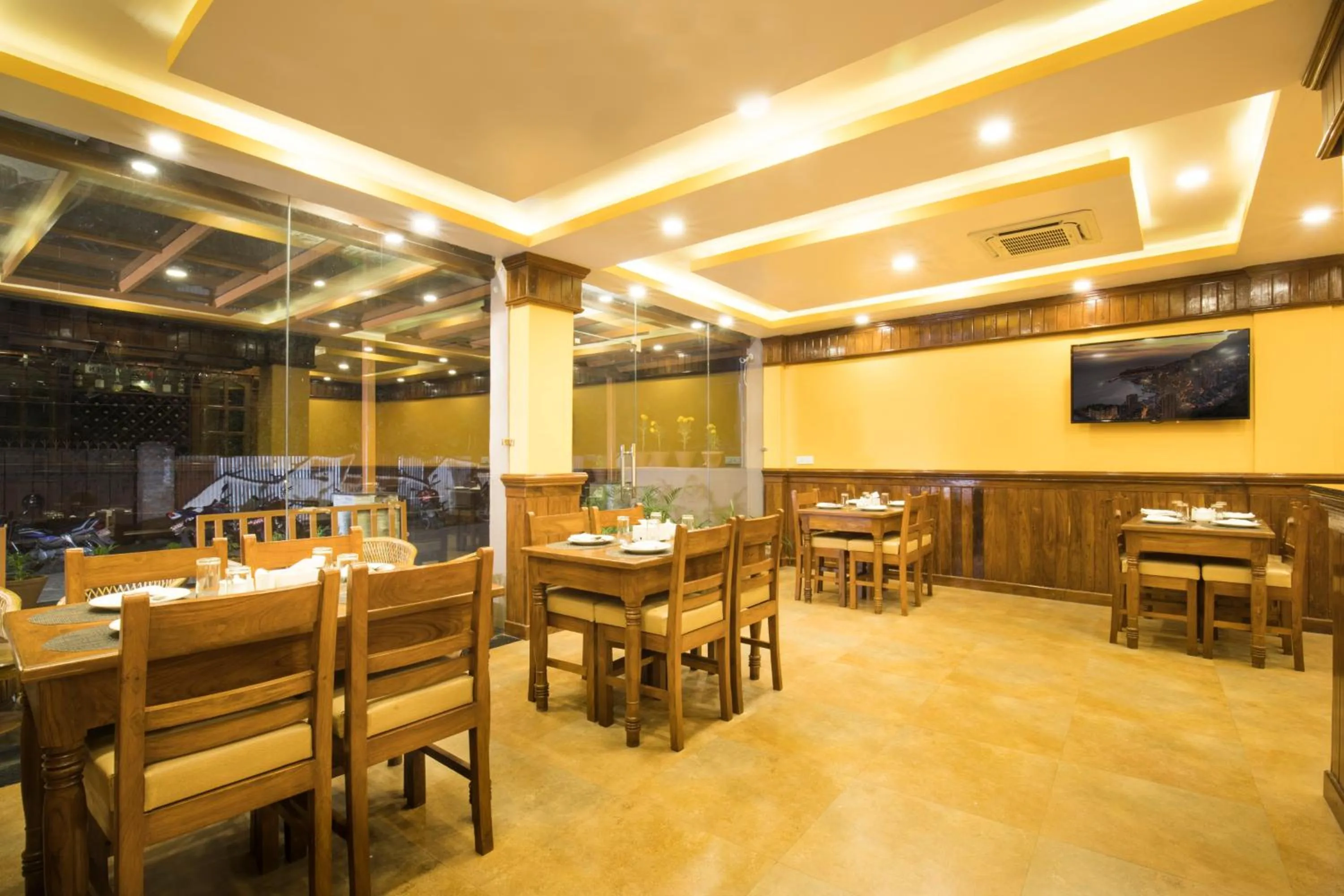 Restaurant/places to eat in Hotel Lake Shore