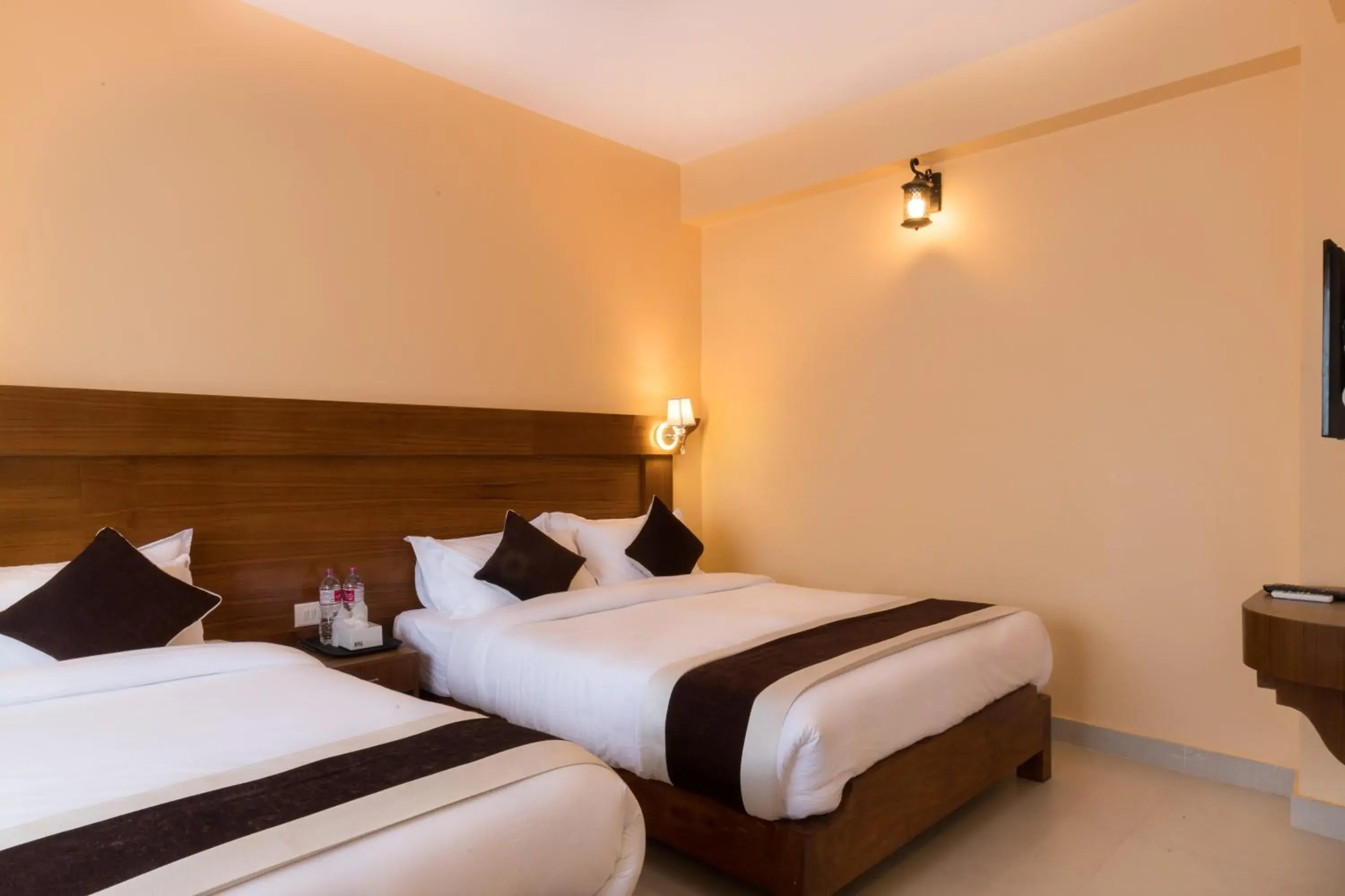 Photo of the whole room, Bed in Hotel Lake Shore Photo of the whole room, Bed in Hotel Lake Shore