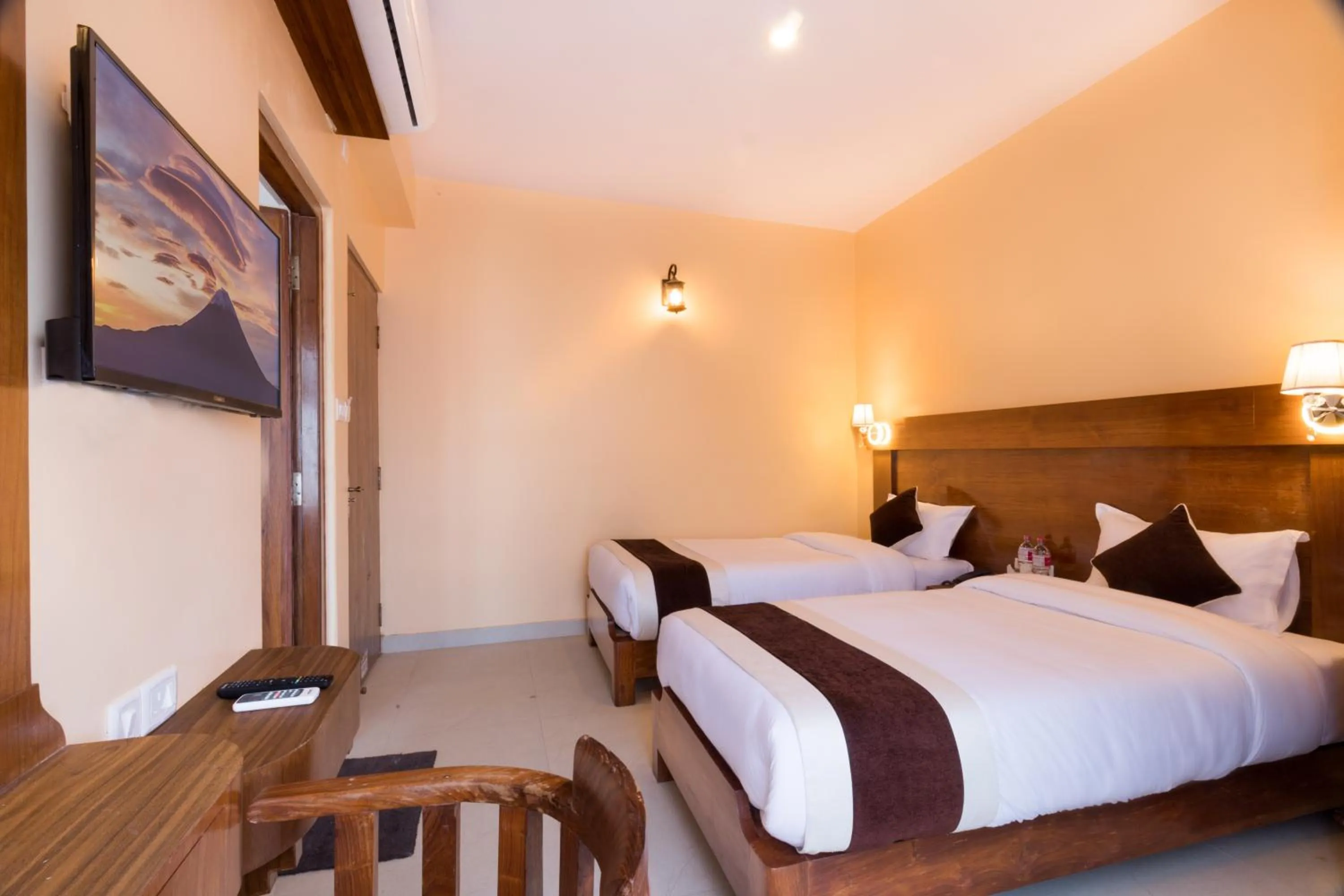 Living room, Bed in Hotel Lake Shore