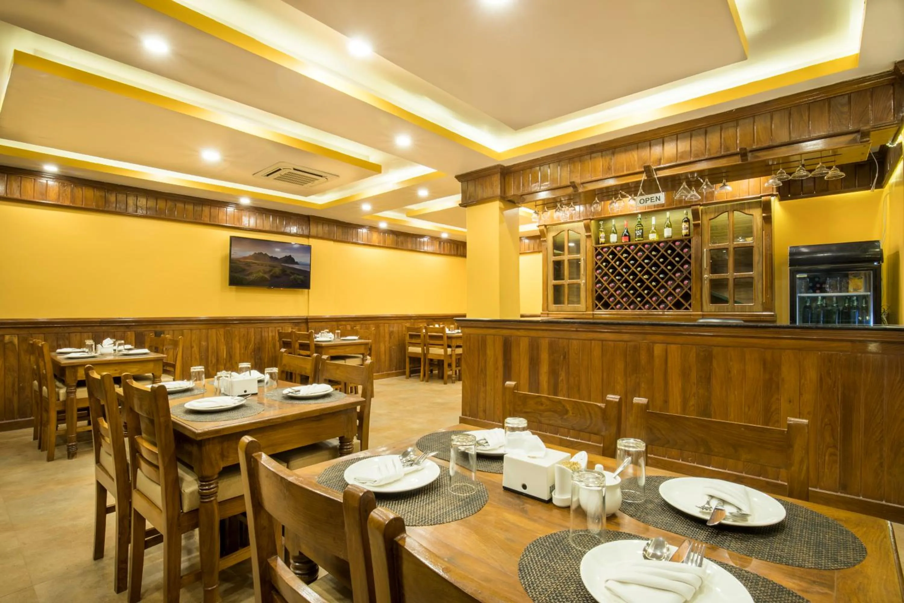 Restaurant/places to eat in Hotel Lake Shore