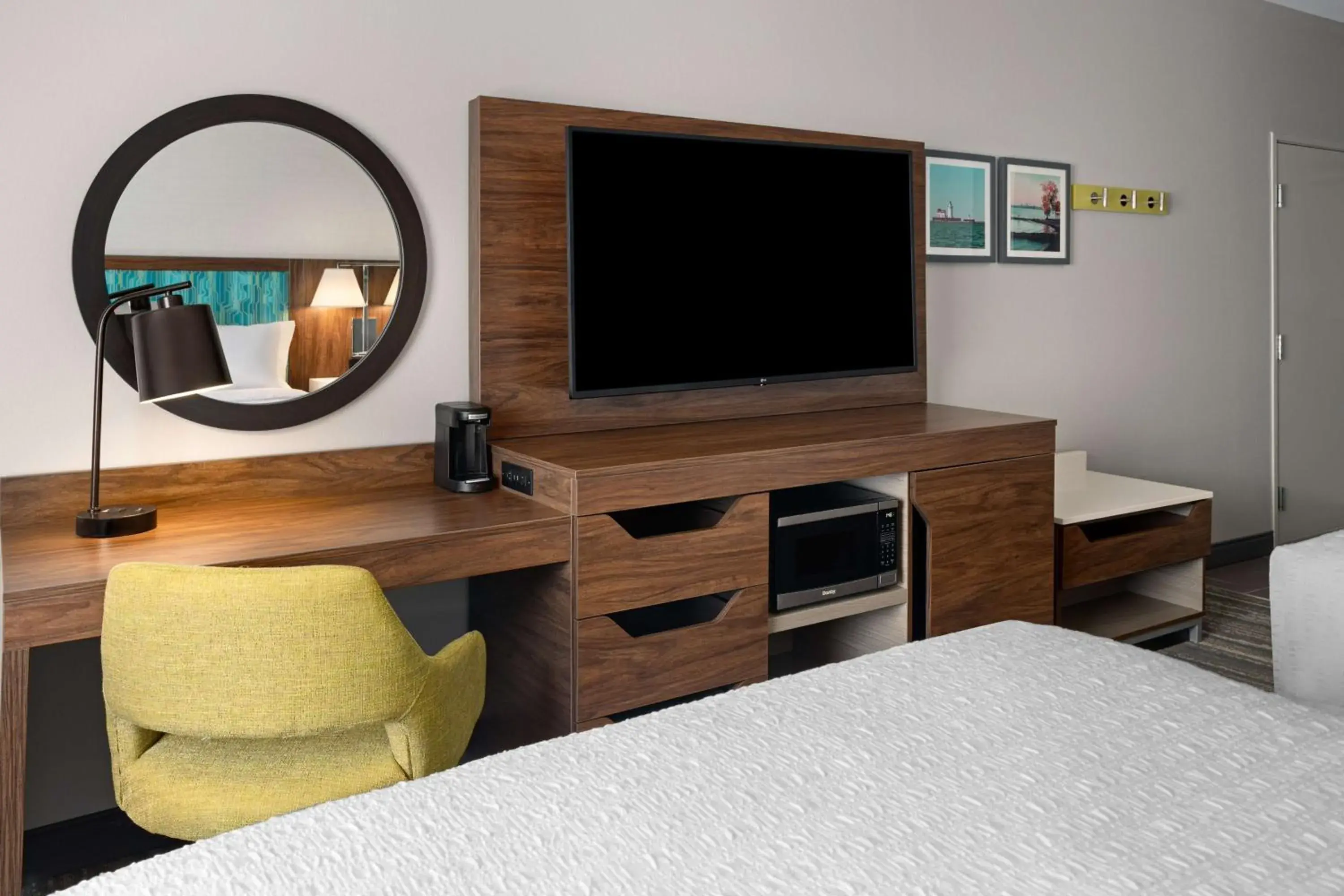 Bedroom, Bed in Hampton Inn Cleveland-Airport/Tiedeman Road Bedroom, Bed in Hampton Inn Cleveland-Airport/Tiedeman Road