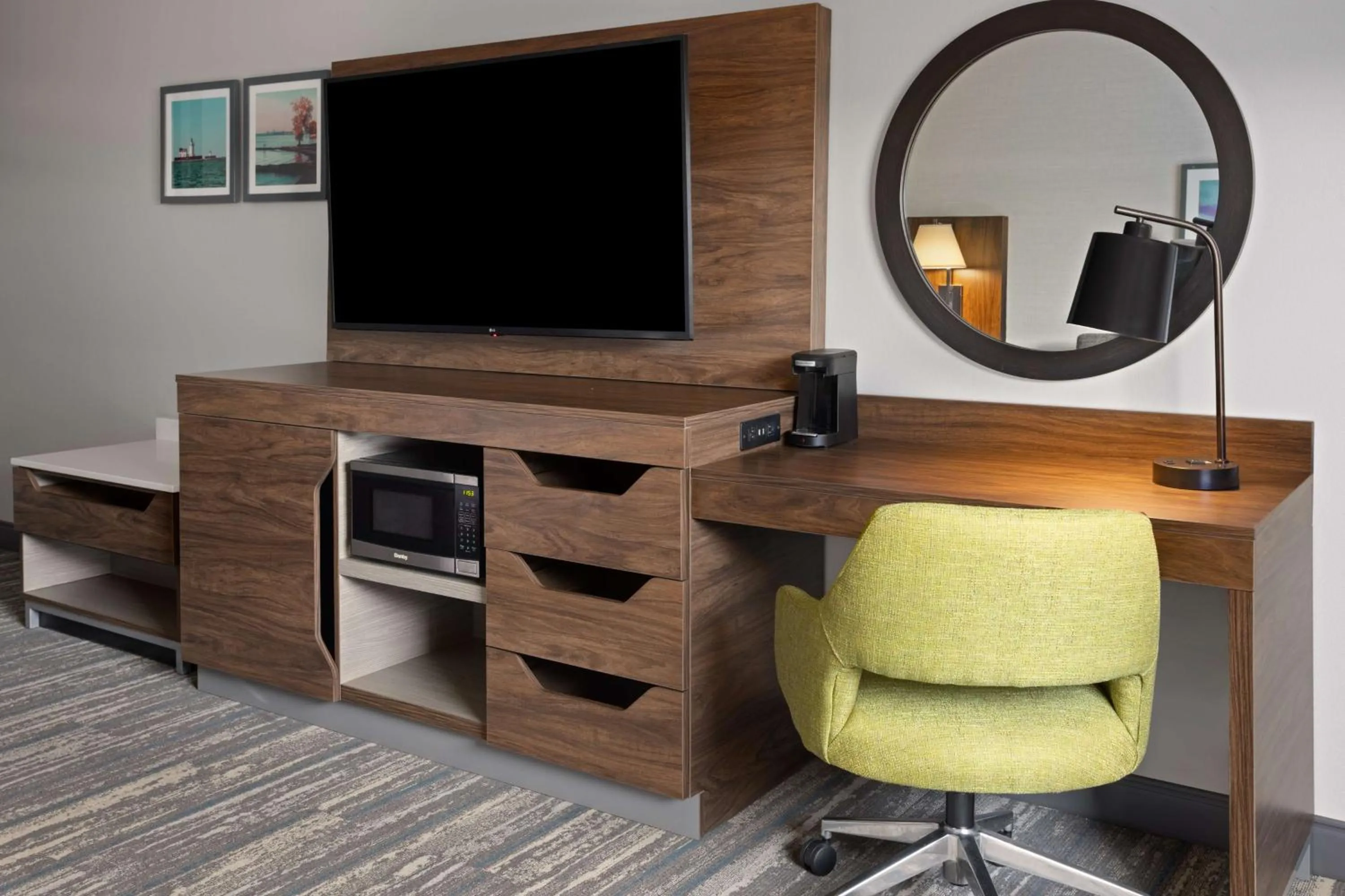 Bedroom in Hampton Inn Cleveland-Airport/Tiedeman Road