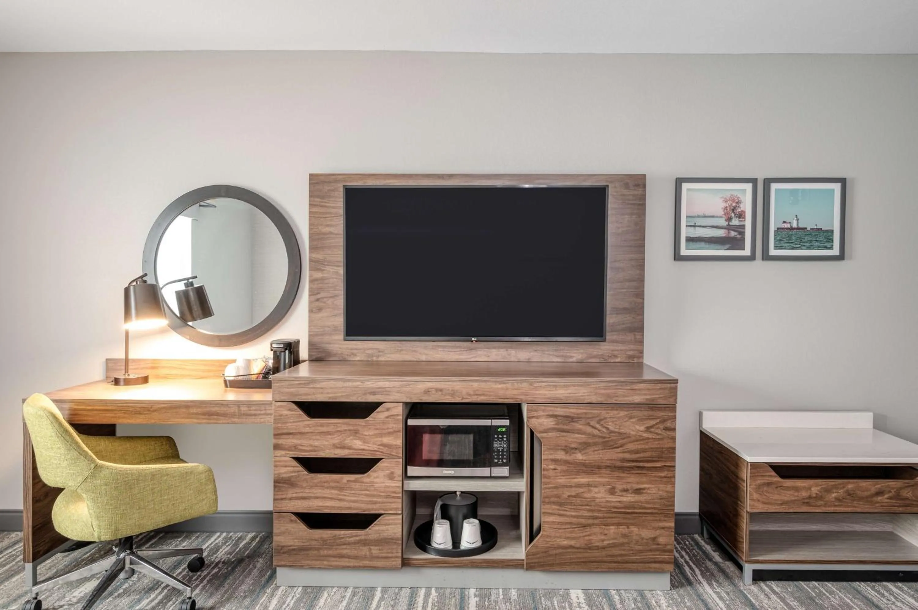 Bedroom in Hampton Inn Cleveland-Airport/Tiedeman Road