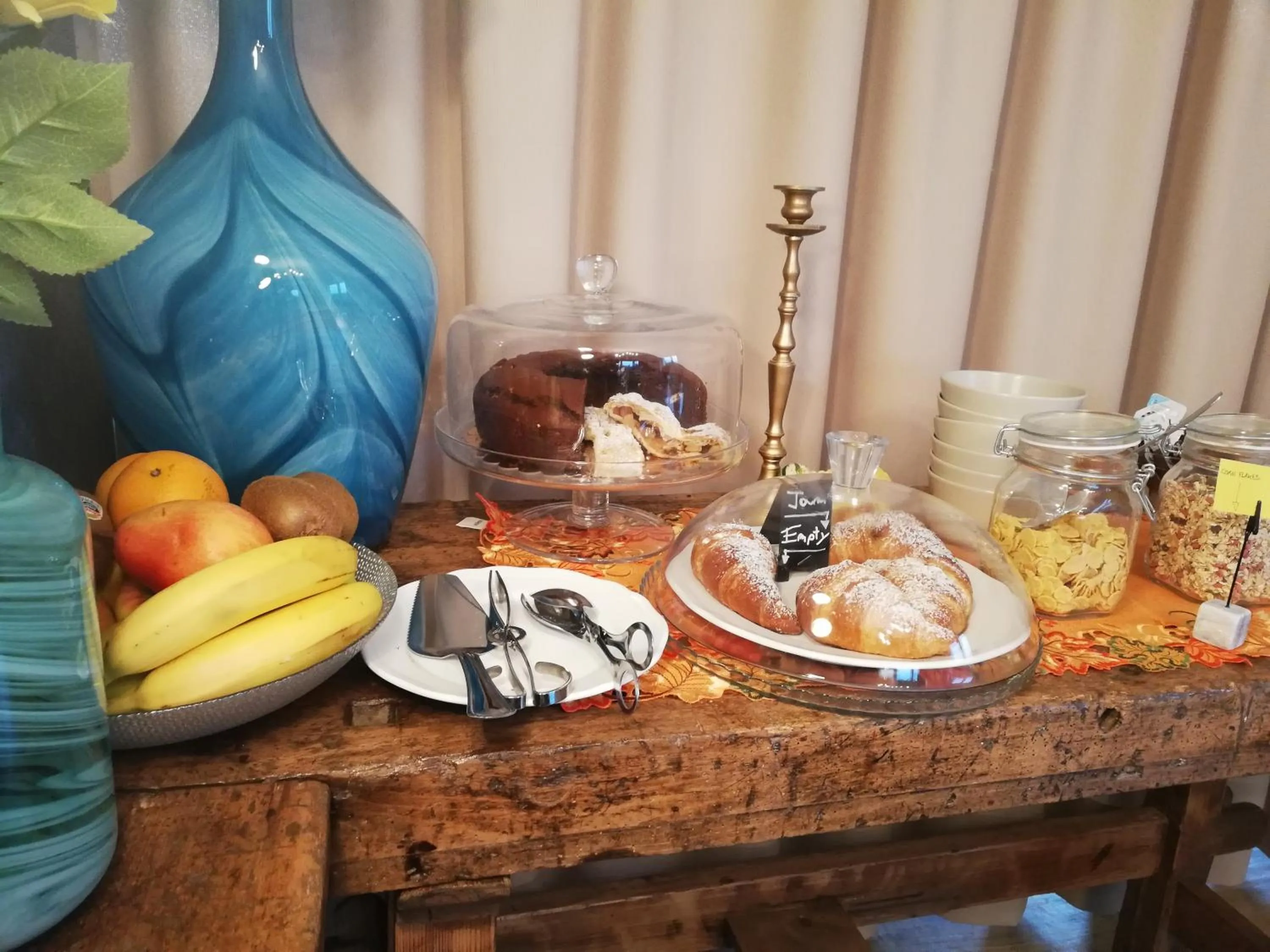 Food and drinks in B&B Villa Pelèr