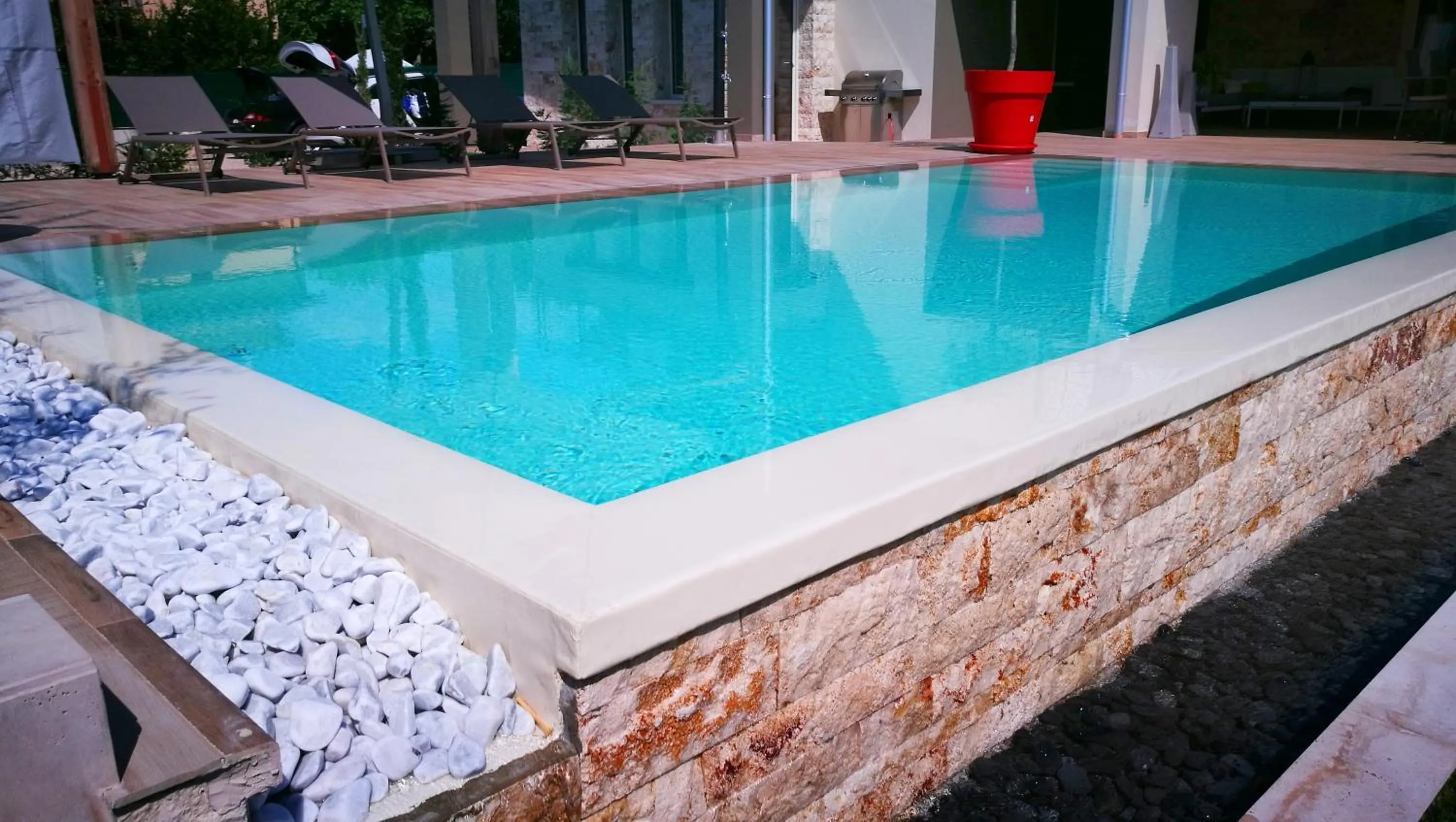 Swimming pool in B&B Villa Pelèr