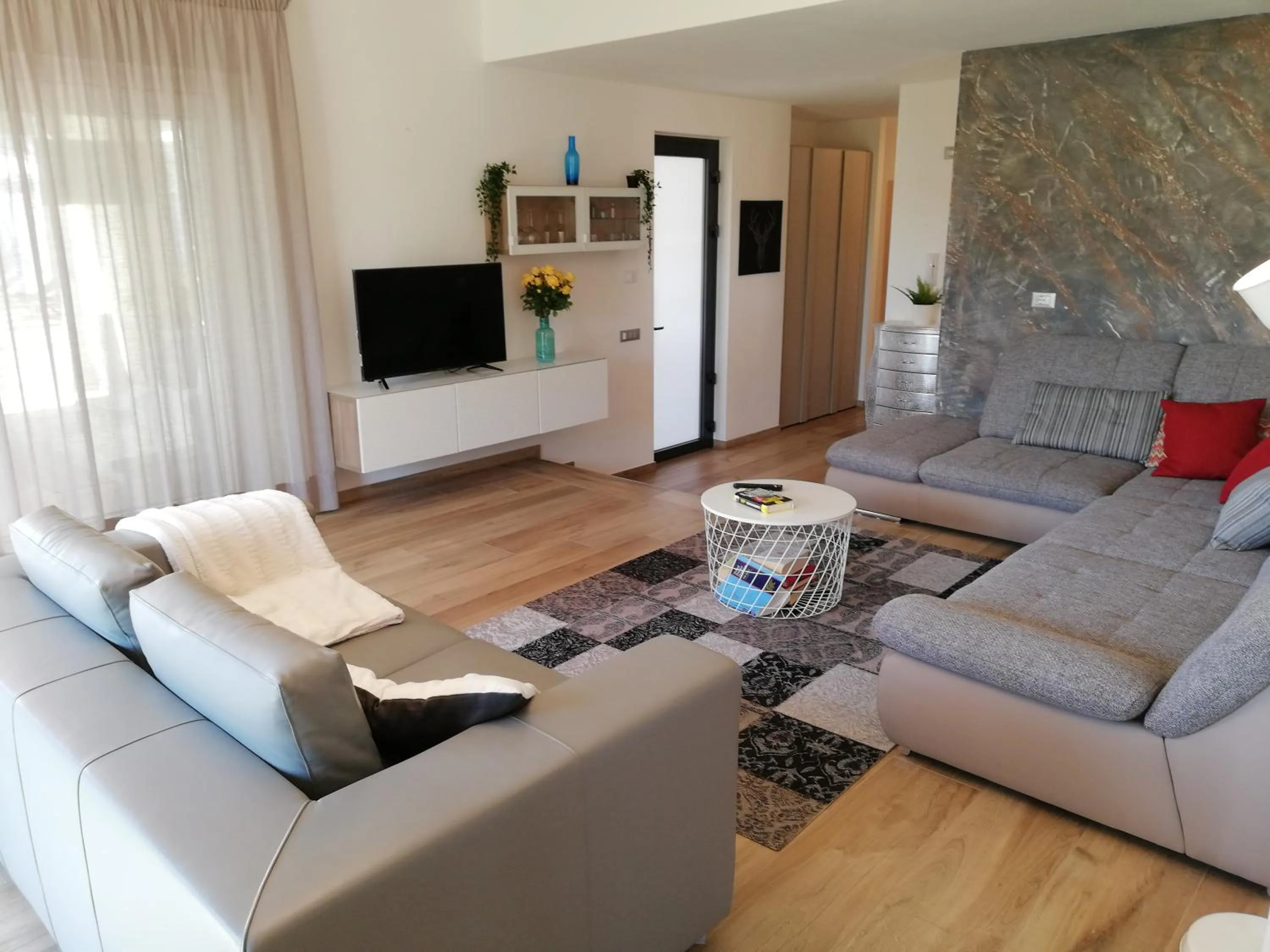 Communal lounge/ TV room in B&B Villa Pelèr