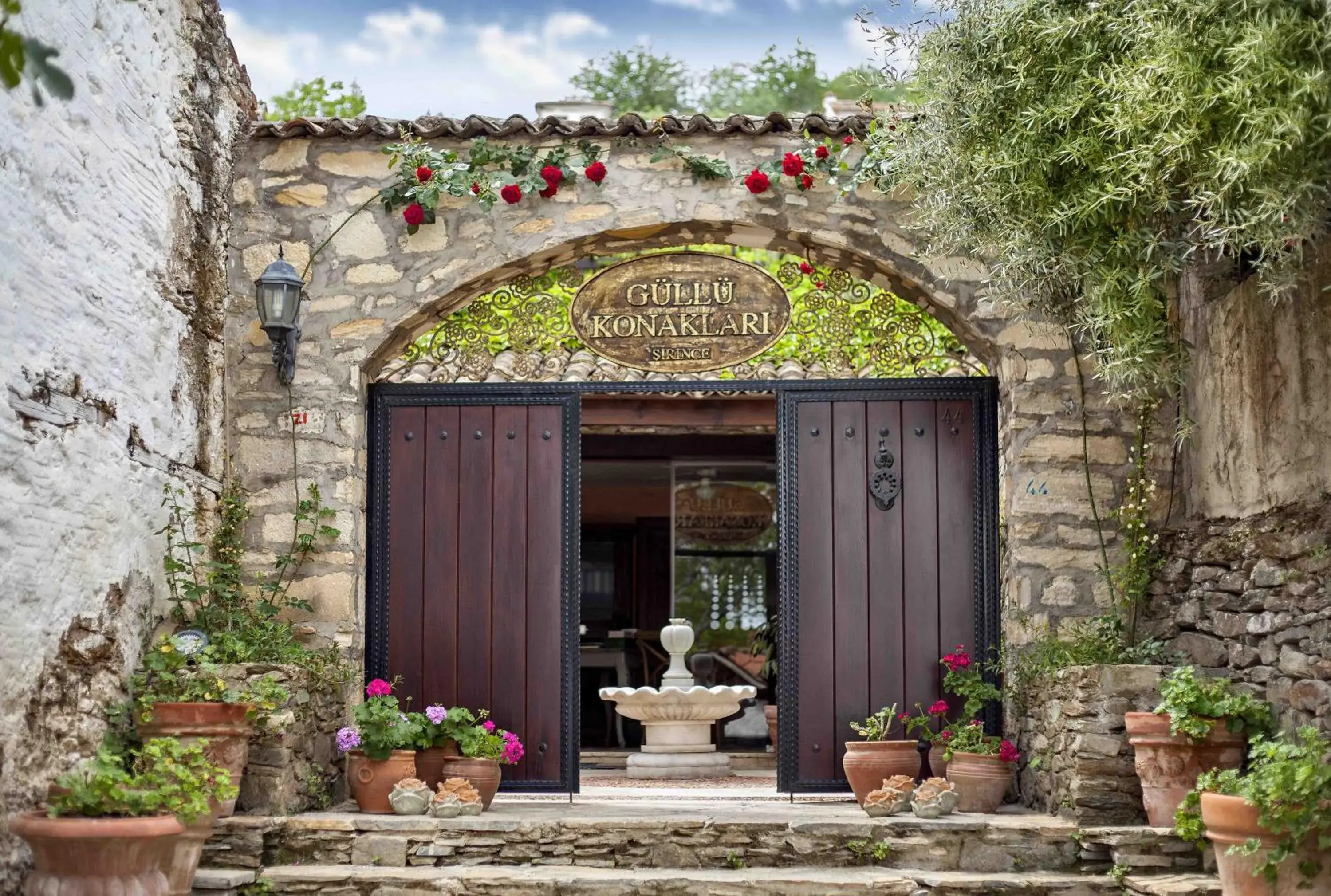 Facade/entrance in Gullu Konaklari Facade/entrance in Gullu Konaklari