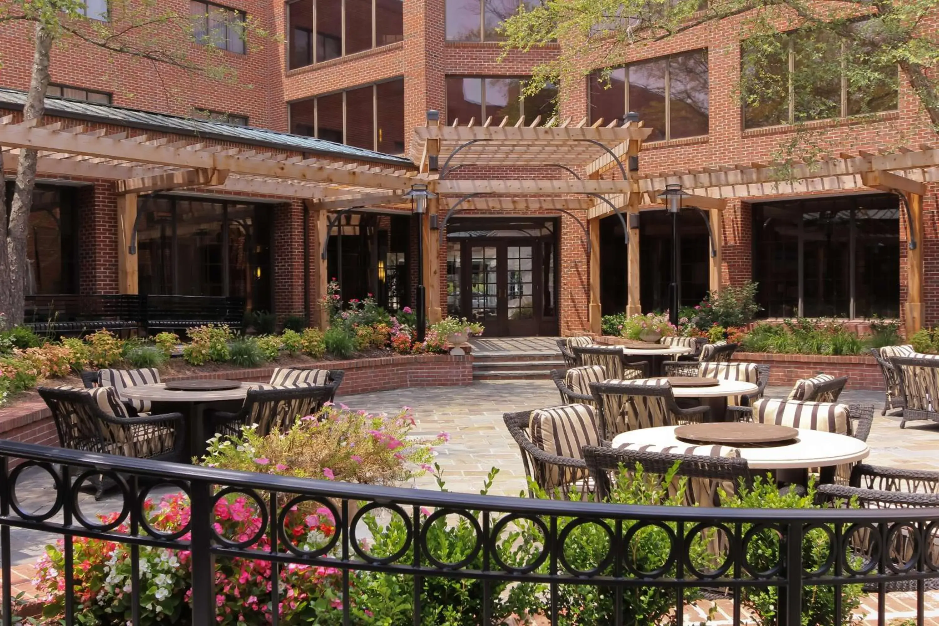 Inner courtyard view in DoubleTree Suites by Hilton Charlotte/SouthPark Inner courtyard view in DoubleTree Suites by Hilton Charlotte/SouthPark